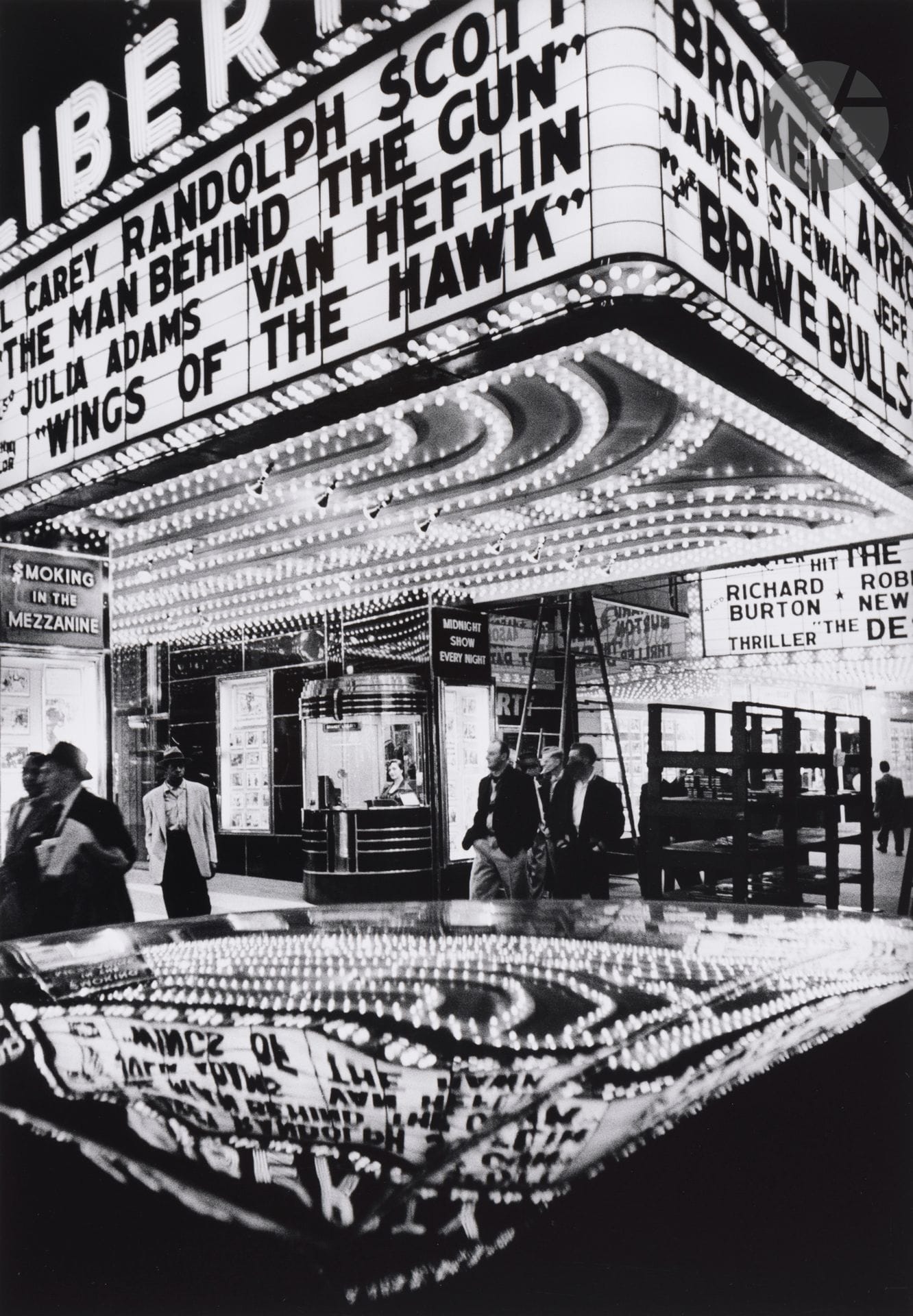 William Klein (1926-2022)
Wings of the Hawk. New-York, 42nd Street, 1955. 
Épreuve argentique (c. 2010), contrecollée sur aluminium, signée et titrée à l’encre au verso du montage. 
44,5 x 31 cm 

Bibliographie : 
- William Klein, New York, Marval, Paris, 1995, n. p. 
- William Klein, Life is Good and Good for You in New York: Trance Witness Revels, New York, Errata Editions, 1956, p. 50.
- Max Kozloff, « William Klein and the Radioactive Fifties » in Artforum, vol. 19, n°9, mai 1981.
- William Klein, Celebration, Tokyo, Akio Nagasawa Publishing, 2019, p. 19.