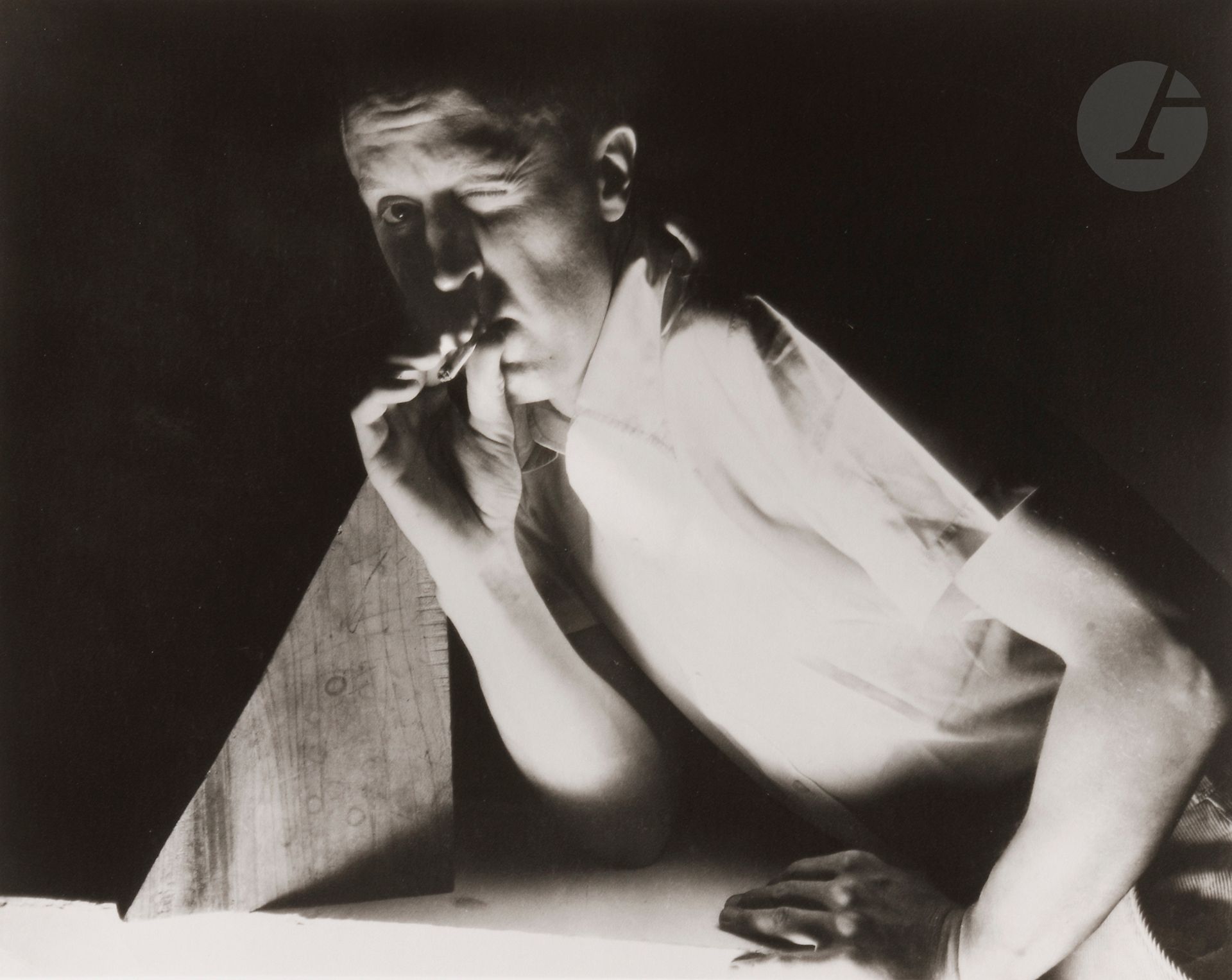 Horst P. Horst (1906-1999)
George Hoyningen-Huene. Paris, 1934. 
Épreuve argentique sur papier Agfa (c. 1960), signée au crayon dans la marge en bas à droite. Tampon du photographe, signature, titre et date au crayon au verso. 
Image : 19,5 x 24,5 cm / Feuille : 27,5 x 35,5 cm - cadre 

Provenance : 
- Galleria Carla Sozzani, Milan.
- Collection privée, France.