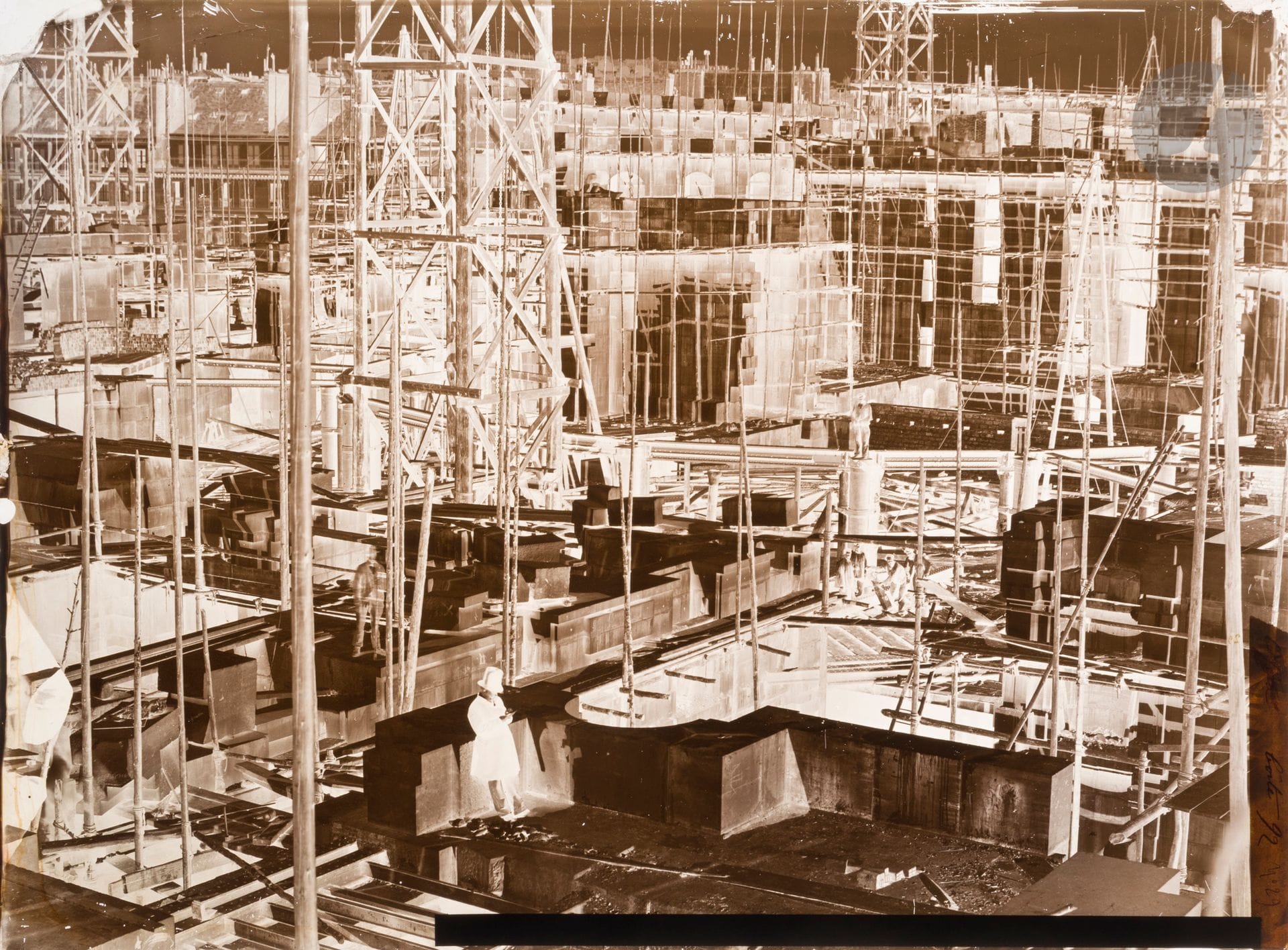 Louis-Émile Durandelle (1839-1917) 
Les travaux du Nouvel Opéra de Paris, 1861-1875. 
Fonds de négatifs originaux.
Sculptures ornementales. Chapiteaux-tympans. Panneaux-médaillons-masques-cartouches-pilastres. Couronnements. Clefs-frises-consoles. Motifs divers ornementaux. Bronzes. Candélabres. Lustres. Torchères-appliques-lampadaires. Statues décoratives. Groupes et bas-reliefs. Peintures décoratives. Plafonds. Panneaux-voutes-tympans. Vues générales du chantier. 
125 plaques négatives sur verre au collodion : 30 x 40 cm
96 plaques négatives sur verre au collodion : 24 x 30 cm
6 plaques négatives sur verre au collodion : 36 x 45 cm
3 plaques négatives sur verre au collodion : 65 x 55 cm
1 plaques négatives sur verre au collodion : 40 x 50 cm
1 plaque négative sur verre au collodion : 13 x 18 cm

Nombreuses retouches à la gouache et masques en papier. Quelques numérotations et annotations dans les négatifs ou légendes sur étiquettes, contrecollées sur les plaques.

On joint : 
Studio Chevojon
Travaux de modernisation de l’Opéra de Paris, c. 1936.
57 plaques de verre négatives au gélatino-bromure d’argent : 24 x 30 cm

Cet ensemble est accompagné de son certificat d’exportation.
