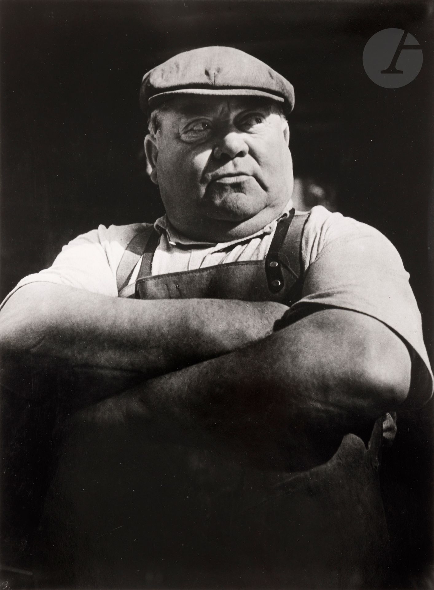 Brassaï (Gyula Halász, dit) (1899-1984)
Le fort des Halles. Paris, 1939. 
Épreuve argentique (c. 1970), signée et numérotée à 30 exemplaires à l’encre dans la marge en bas. Tampon du photographe, titre et date manuscrits au verso. 
Image : 34,5 x 26,2 cm / Feuille : 40 x 30 cm
