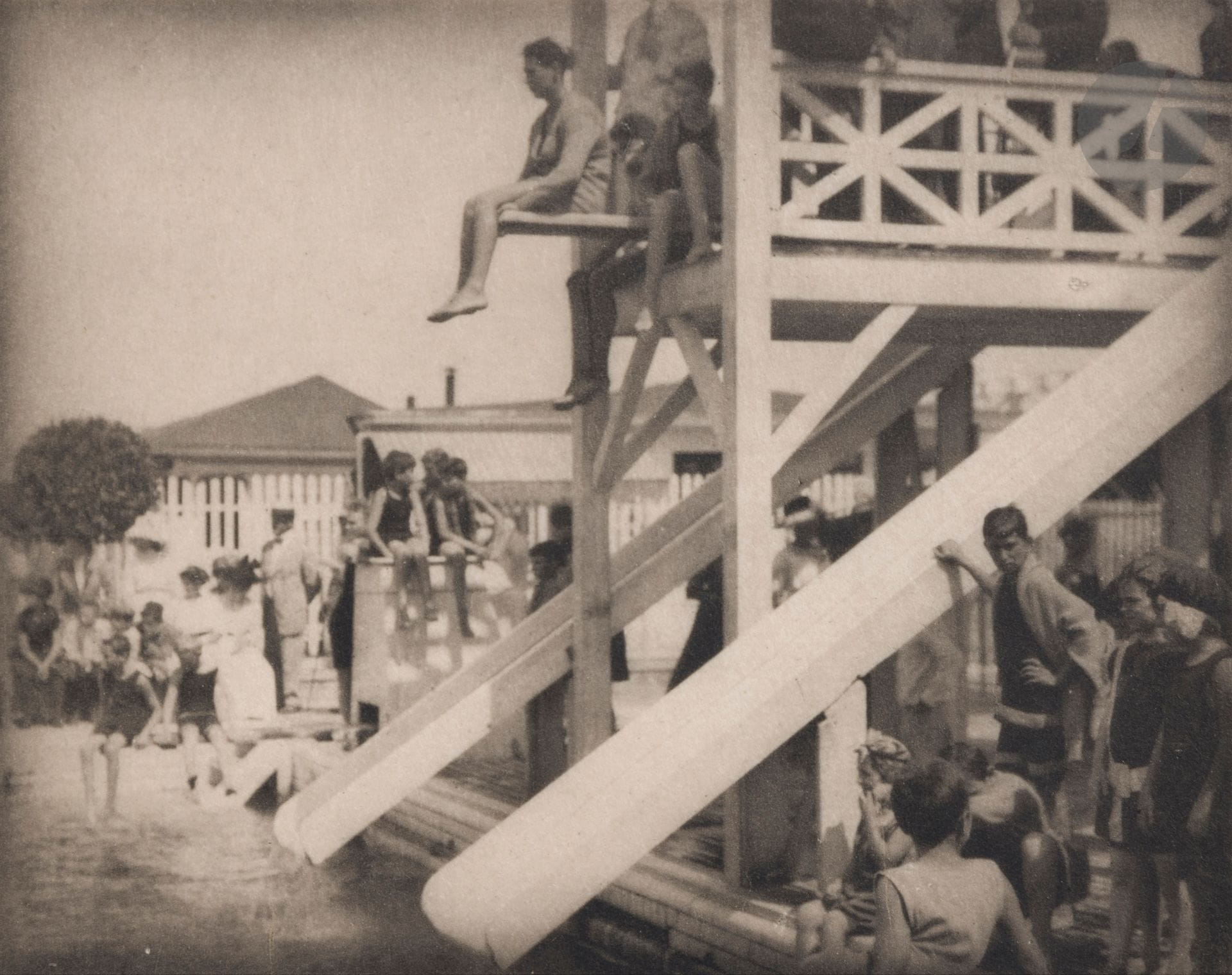 Alfred Stieglitz (1864-1946)
The Pool-Deal, 1910. 
Héliogravure d’époque sur papier japon (issue de la revue Camera Work, n° 36, 1911), montée par les coins supérieurs sur feuillet. 
Image : 12,6 x 16 cm / Feuille : 28 x 20 cm