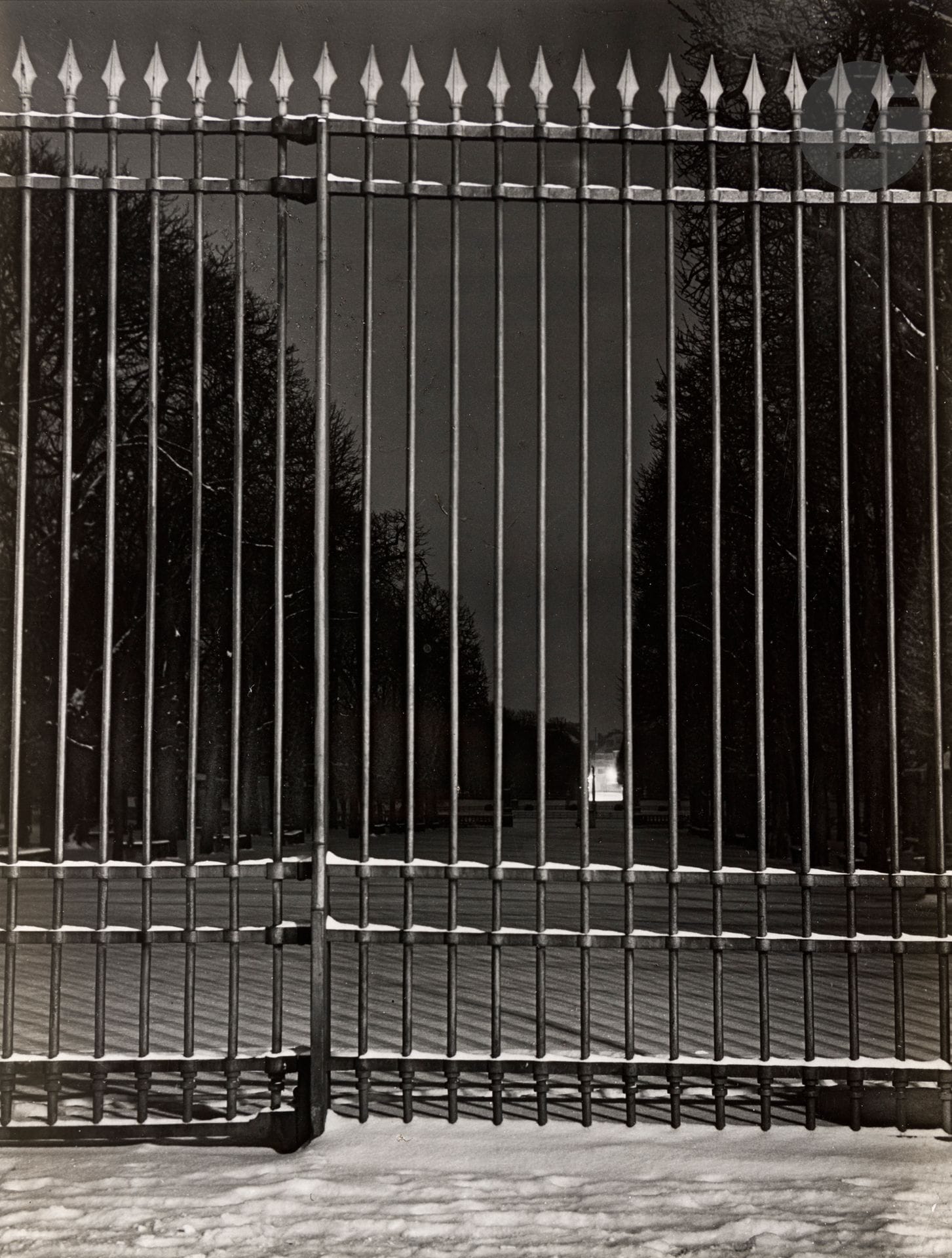 Brassaï (Gyula Halász, dit) (1899-1984)
Grilles du jardin du Luxembourg. Paris, 1932. 
Épreuve argentique (c. 1950), signée au crayon avec tampons du photographe (4), tampon « tirage de l’auteur » et titre à l’encre au verso. 
28,5 x 21,5 cm
