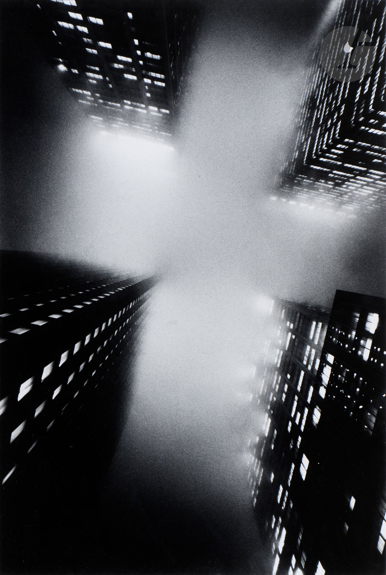 Ernst Haas (1921-1986)
The Cross. New York city, 1966. 
Épreuve argentique (tirée en 1992 par Todd Watts sous la supervision d’Alexander Haas) contrecollée sur carton. Tampon de l’Estate et numérotation à 20 exemplaires au verso du montage. 
60 x 40 cm - cadre
