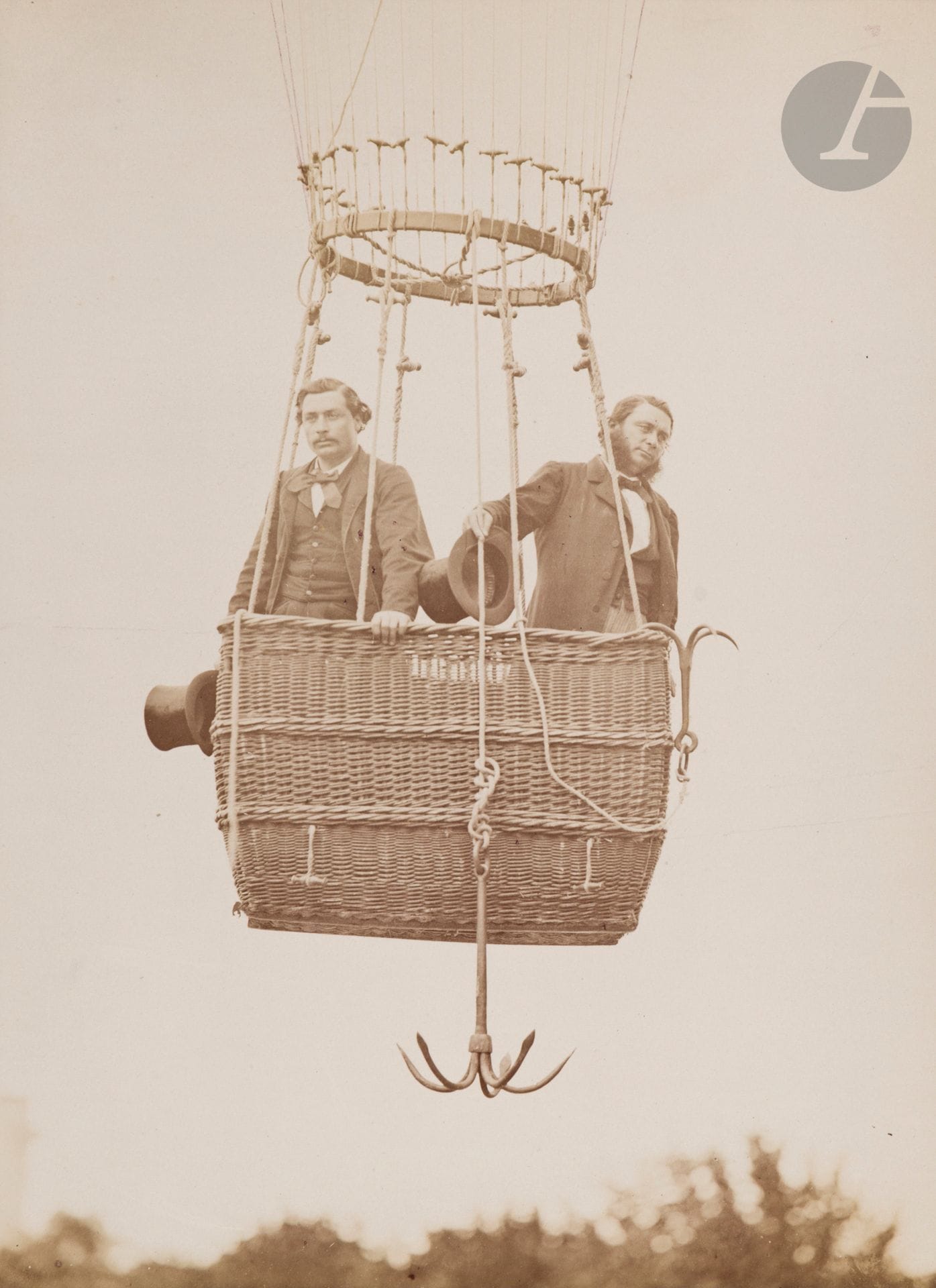 Louis-Jean Delton (1807-1891)
Les frères Jules et Louis Godard dans la nacelle d’un ballon, c. 1880.
Deux (2) épreuves sur papier albuminé, contrecollées sur cartons. Titre à l’encre sur les montages en bas. Tampon du photographe aux versos des montages. 
Format moyen : 28 x 19,5 cm 

On joint :
Jules Bron 
Gaston et Albert Tissandier sur une œuvre d’Edmond Lachenal, c. 1890.
Épreuve sur papier albuminé, contrecollée sur carton. Tampon du photographe sur le montage.
25,2 x 22 cm