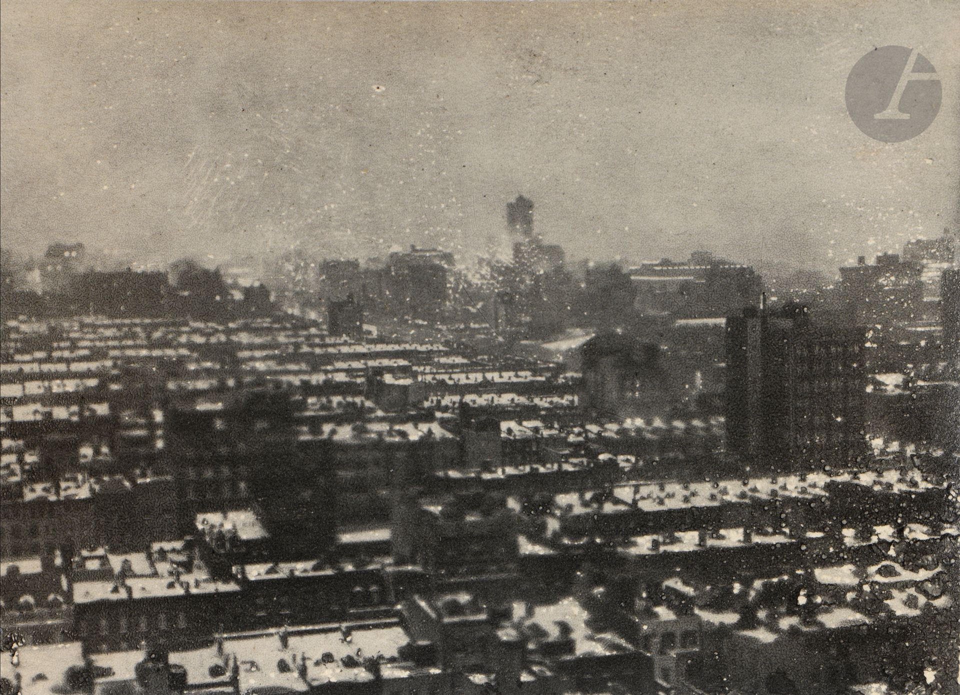 Paul Haviland (1880-1950)
New York at night, c. 1914.
Charcoal print.
7.3 x 10 cm

Bibliography: 
- Camera Work, n°46, October 1914.
- Harry H. Lunn Jr, Peter Galassi, Photo-Secession, Catalogue 6, Lunn Gallery - Graphics International Ltd, Washington, 1977, N°28, p. 19.