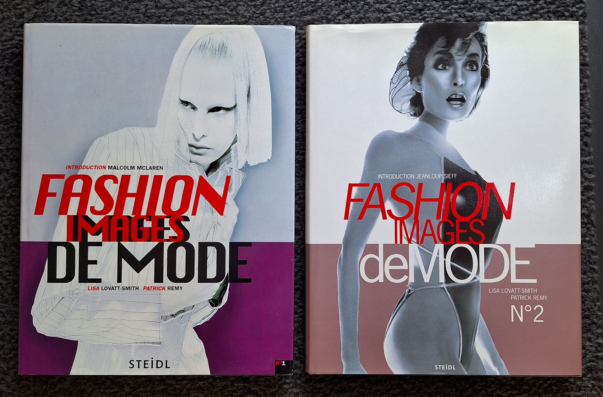 FASHION
Images de Mode 1 & 2.
Steidl, 1996 & 1997.
In-4 (30 x 23 cm). Éditions originales. 176 pp par ouvrage. Les meilleures photographies de l'année, avec des photographies de Terry Richardson, Mario Testino, Herb Ritts, David Lachapelle, Jean-Loup Sieff, Dominique Issermann, Jean-Paul Goude, etc... Introduction au volume 1: Malcolm McLaren. Introduction au volume 2: Jeanloup Sieff. Cartonnage d'éditeur sous jaquette illustrée.