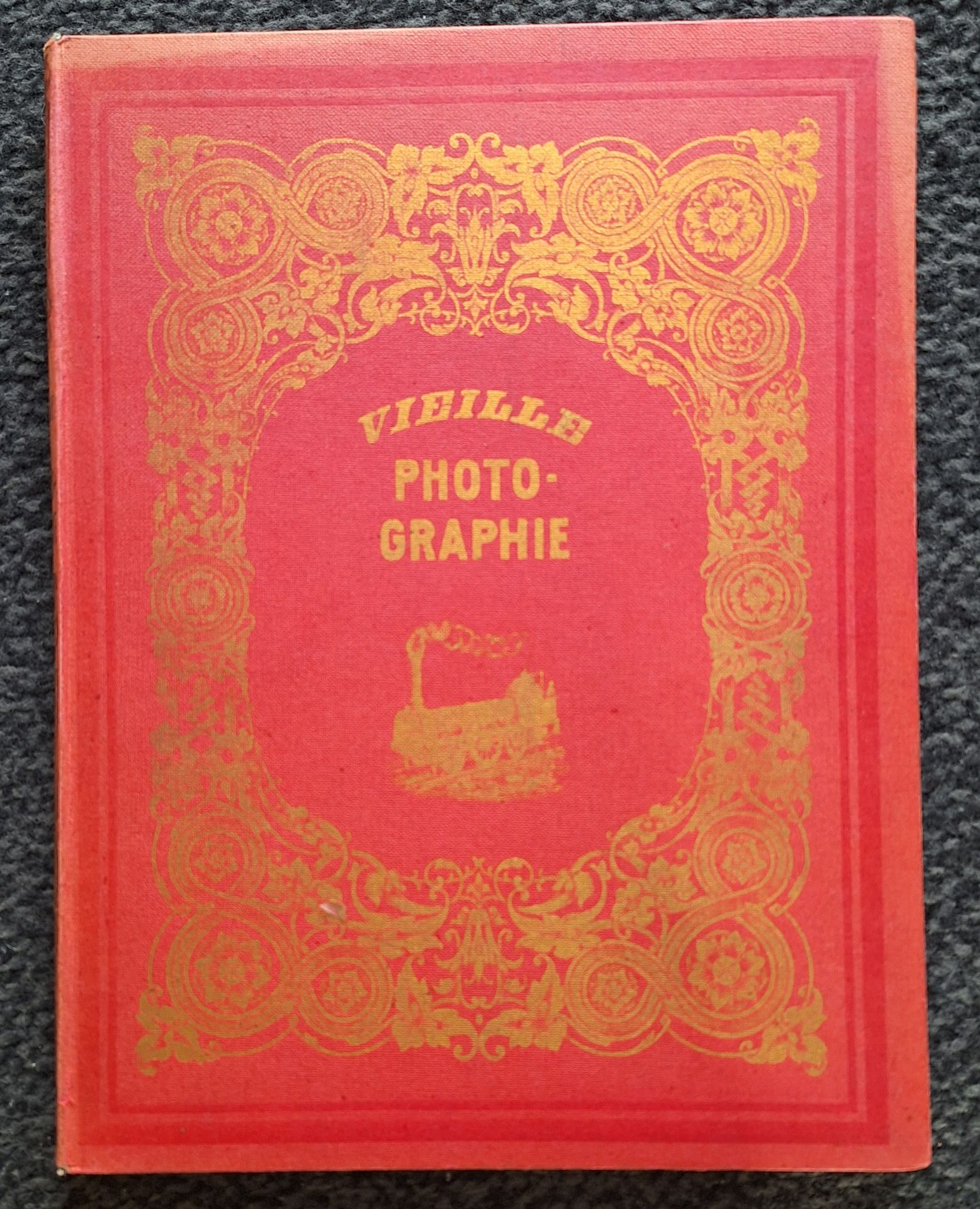 OLD PHOTOGRAPHY
Old Photography from Daguerre to 1870.
Henri Lefebvre, Paris, 1935.
In-4 (29 x 22 cm). Second edition, following that of Henri Jonquière in 1931. 160 pp. Photographs by Disdéri, Hill &amp; Adamson, Le Secq, Baldus, Du Camp, Marville, Bedford, Le Gray, a.o. Red boards with gilt decoration and title. A fine copy.