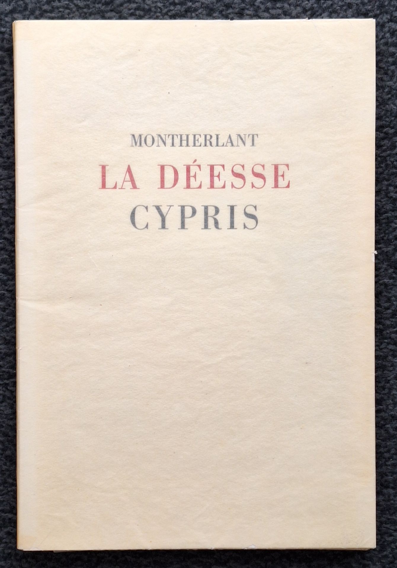 ALBIN-GUILLOT, LAURE (1879-1962)
DE MONTHERLANT, HENRI (1895-1972)
La déesse Cypris.
Douze études de nus par Laure Albin-Guillot.
Henri Colas & Rousseau Frères éditeurs, Paris - Bordeaux, 1946.
In-folio (37 x 25 cm). Édition originale, en feuillets, limitée à 250 ex. sur vélin blanc des papeteries de Lana, ornée de douze héliogravures tirées en taille douce par Georges Leblanc (36 x 24 cm avec les marges). Exemplaire n°87. Exemplaire en très bel état.