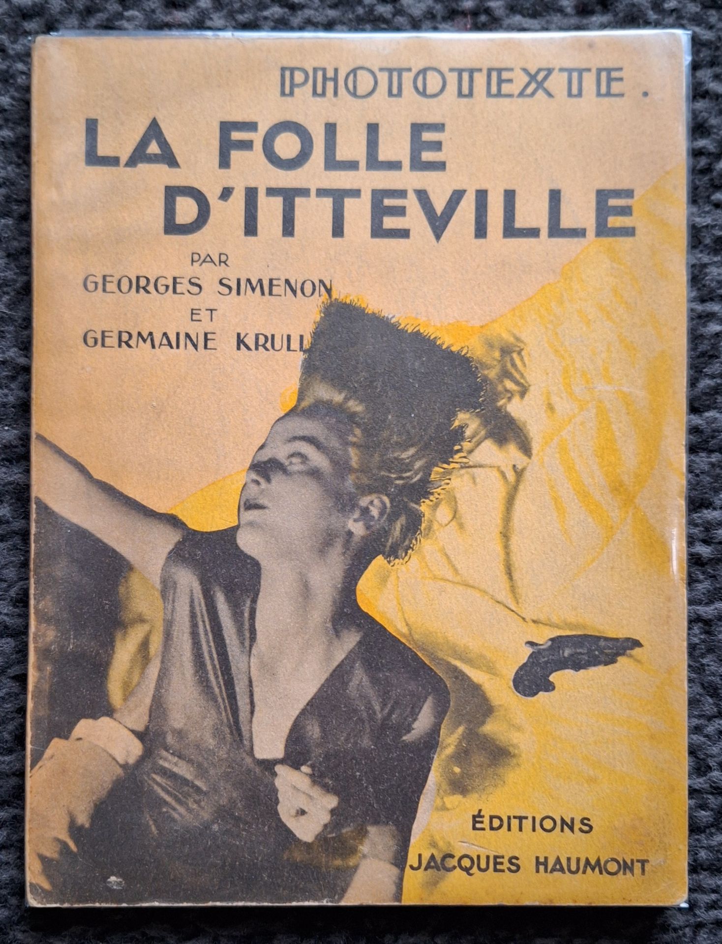 KRULL, GERMAINE (1897-1985)
SIMENON, GEORGES (1903-1989)
La folle d’Itteville.
Éditions Jacques Haumont (collection Phototexte), Paris, 1931.
In-16 (18 x 14 cm). Édition originale de ce roman policier de Georges Simenon, illustrée de 104 photographies en noir de Germaine Krull, dans le texte et à pleine page. Il s’agit du premier et du seul ouvrage de la collection  Phototexte  éditée par Jacques Haumont. Couverture souple illustrée d’un photomontage. La page de garde arrière est solidaire de la 3ème de couverture, ce qui n'enlève rien à la qualité de ce rare petit ouvrage. En 4ème de couverture est annoncé un nouveau titre réunissant Georges Simenon et Germaine Krull, dans la même collection. Ce titre ne verra jamais le jour.
Ref. Auer, p. 171.