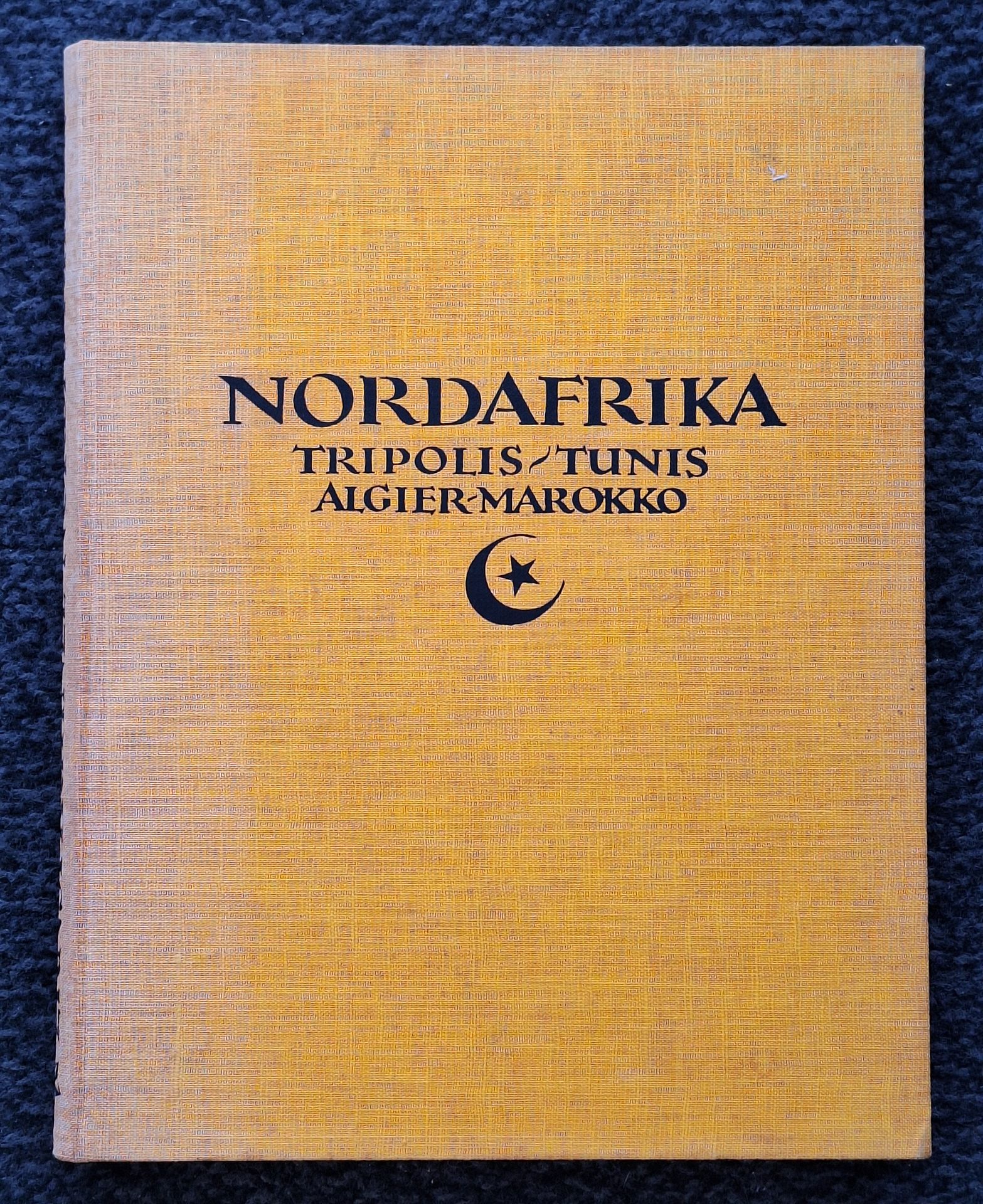 LEHNERT & LANDROCK
KÜHNEL, ERNST
Nordafrika.
Tripolis - Tunis - Algier - Marokko.
Baukunst - Landschaft - Volksleben.
Verlag Ernst Wasmuth, Berlin, 1924.
In-4 (30 x 24 cm). Édition originale. 12 pp. de texte en allemand, une carte et 240 photographies superbement imprimées en héliogravure, la plupart par Lehnert & Landrock. Légendes des photographies dans la marge de chaque planche, en 5 langues (allemand, anglais, français, italien, espagnol). Reliure en tissu jaune avec titre embossé en noir.
