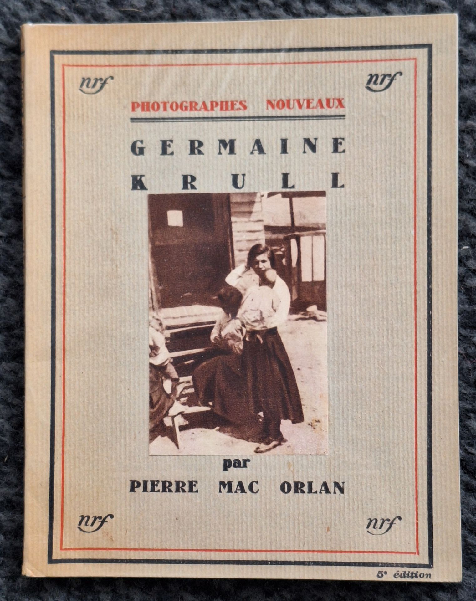 KRULL, GERMAINE (1897-1985)
New Photographers.
Germaine Krull by Pierre Mac Orlan.
NRF, Librairie Gallimard, 1931.
In-16 (12 x 16 cm). Fifth edition. Frontispiece portrait of Germaine Krull, woodcut by Georges Aubert. 64 pages. Soft cover with laminated photographic label. Tape marks on 1st and last pages.