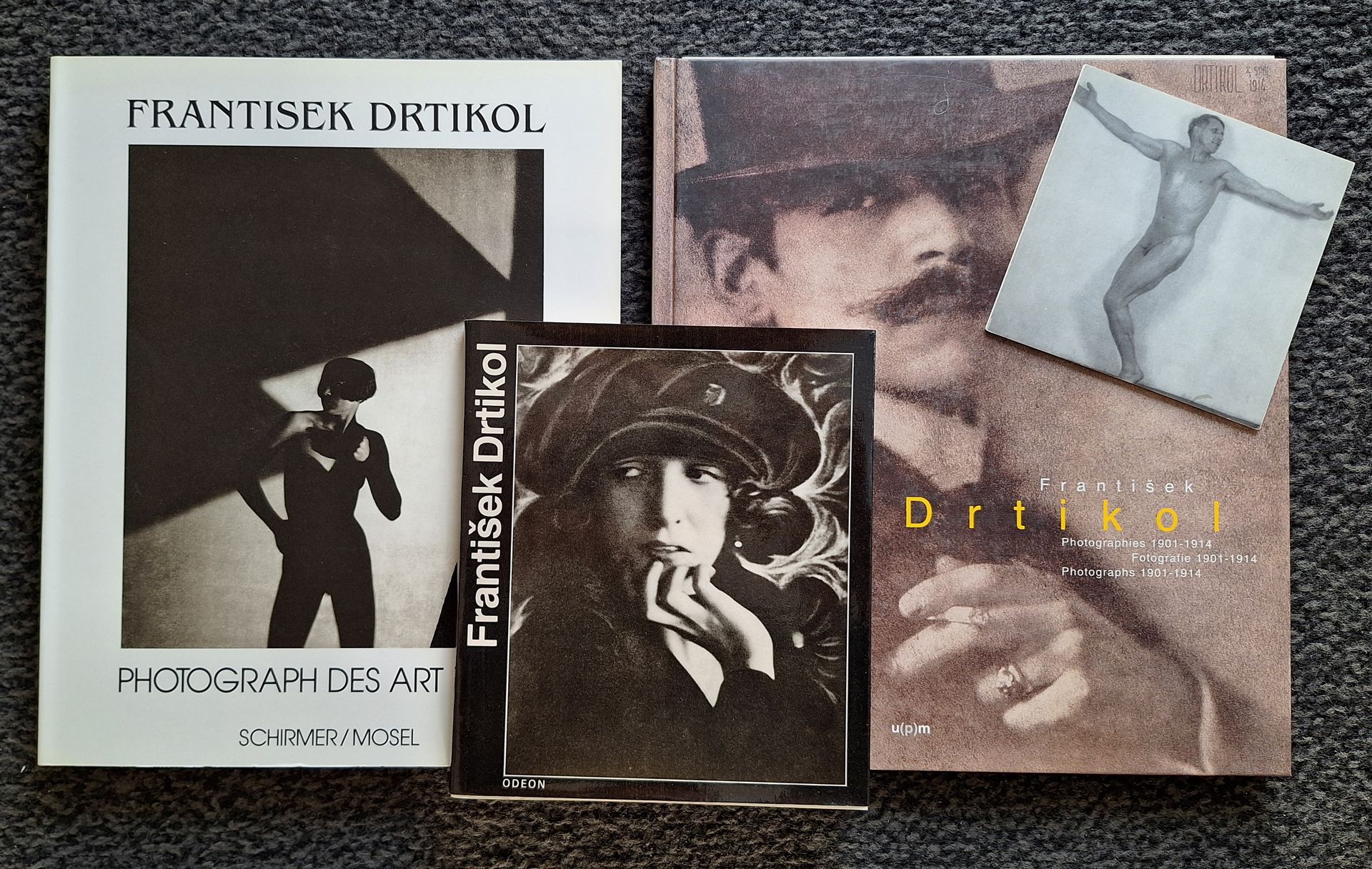 DRTIKOL, FRANTISEK (1883-1961)
3 ouvrages.
*Frantisek Drtikol, par Vladimir Birgus et Antonin Brany.
Odeon, Prague, 1988.
In-8 (18 x 16 cm). Édition originale trilingue. 156 pp. 89 photographies reproduites. Broché sous jaquette illustrée. Un petit dépliant leporello avec 13 photographies reproduites est glissé dans l'ouvrage. 
*Frantisek Drtikol. Photographies 1901-1914.
Fondation Neumann, 1999.
In-4 (27 x 24 cm). Édition originale trilingue. 72 pp. Texte de Jan Micoch. 36 photographies reproduites. Cartonnage illustré. L'ouvrage est complet de son dépliant de 8 pages en français et truffé de quelques documents dont une carte postale photographique et un joli tirage photomécanique de 1989.
*Frantisek Drtikol. Photograph des Art Déco.
Schirmer/Mosel, 1993.
In-4 (27 x 22 cm). Seconde édition. Texte d'Anna Farova. 200 pp. 181 photographies reproduites en duotone. Couverture souple illustrée.