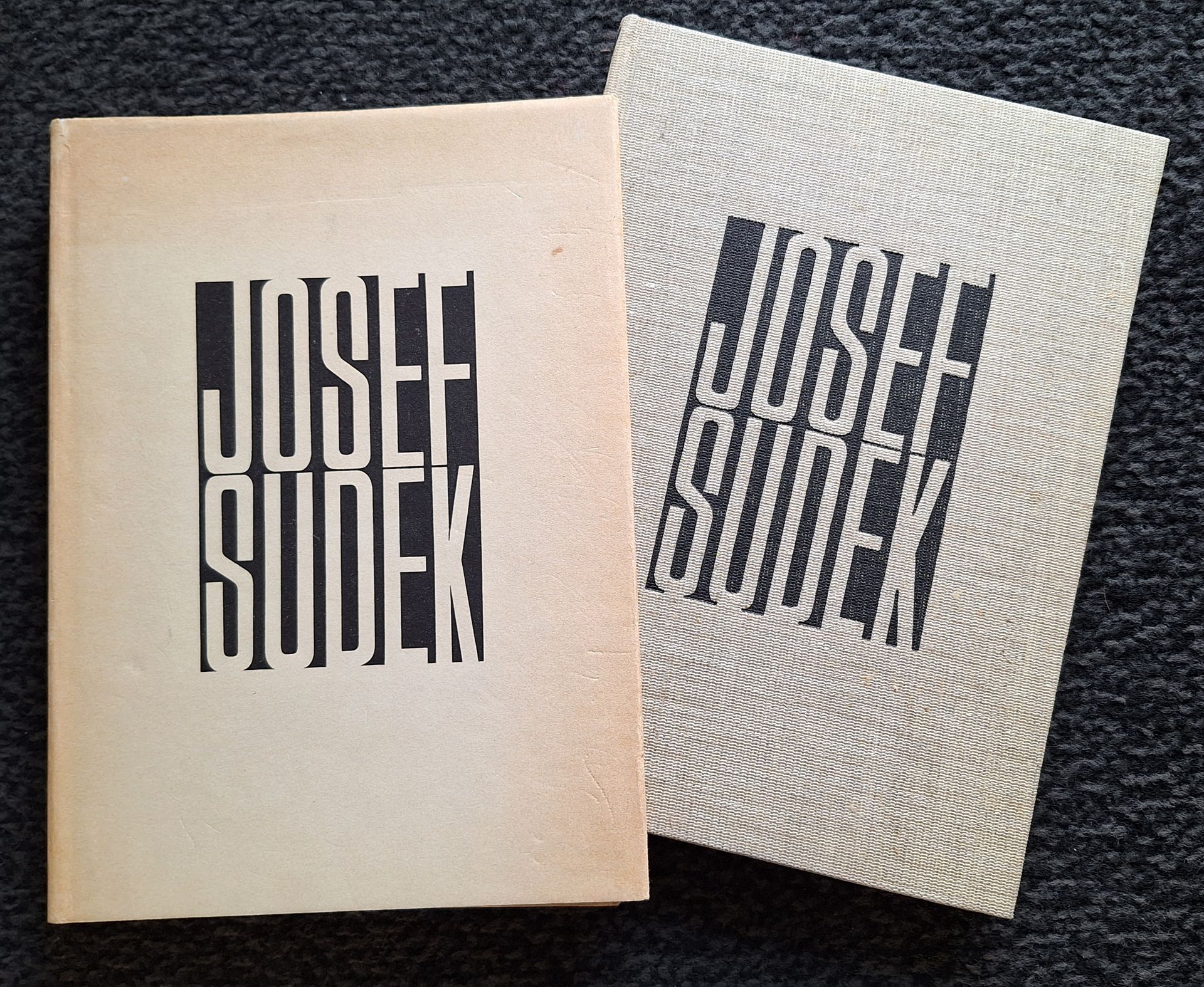 SUDEK, JOSEF (1896-1976)
Josef Sudek Fotografie.
Statni Nakladatelstvi Krasne Literatury, Prague, 1956.
In-8 (24 x 17,5 cm). Édition originale. 47 pp. de texte. 232 photographies imprimées en héliogravure. Cartonnage toilé d’éditeur sous jaquette avec titre imprimé, en excellent état.
Ref. Hasselblad, pp. 166-167.
