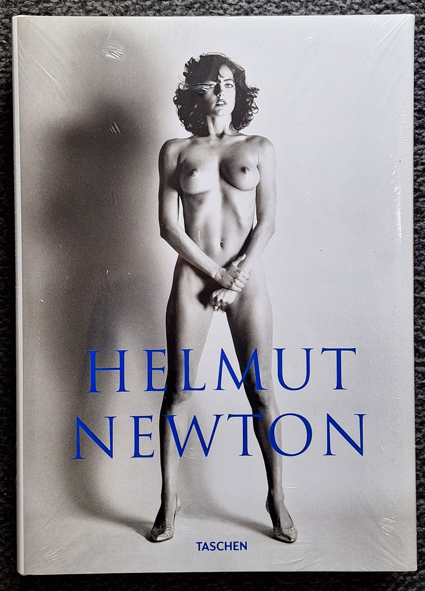 NEWTON, HELMUT (1920-2004)
Sumo. 
Taschen, 2009.
Grand in-4 (38 x 27 cm). Réédition à l'occasion du 10ème anniversaire de l'édition originale. 464 pp. 450 photographies en couleurs et en noir hors-texte de Helmut Newton. Bien complet du chevalet original en plexiglass dans sa boîte et du livret d'accompagnement The making of Helmut Newton's SUMO en trois langues. Cartonnage illustré sous jaquette illustrée. Présenté dans sa boîte/valise titrée en carton avec poignée,  et avec l'étiquette bleue du contenu. Etat quasi neuf.