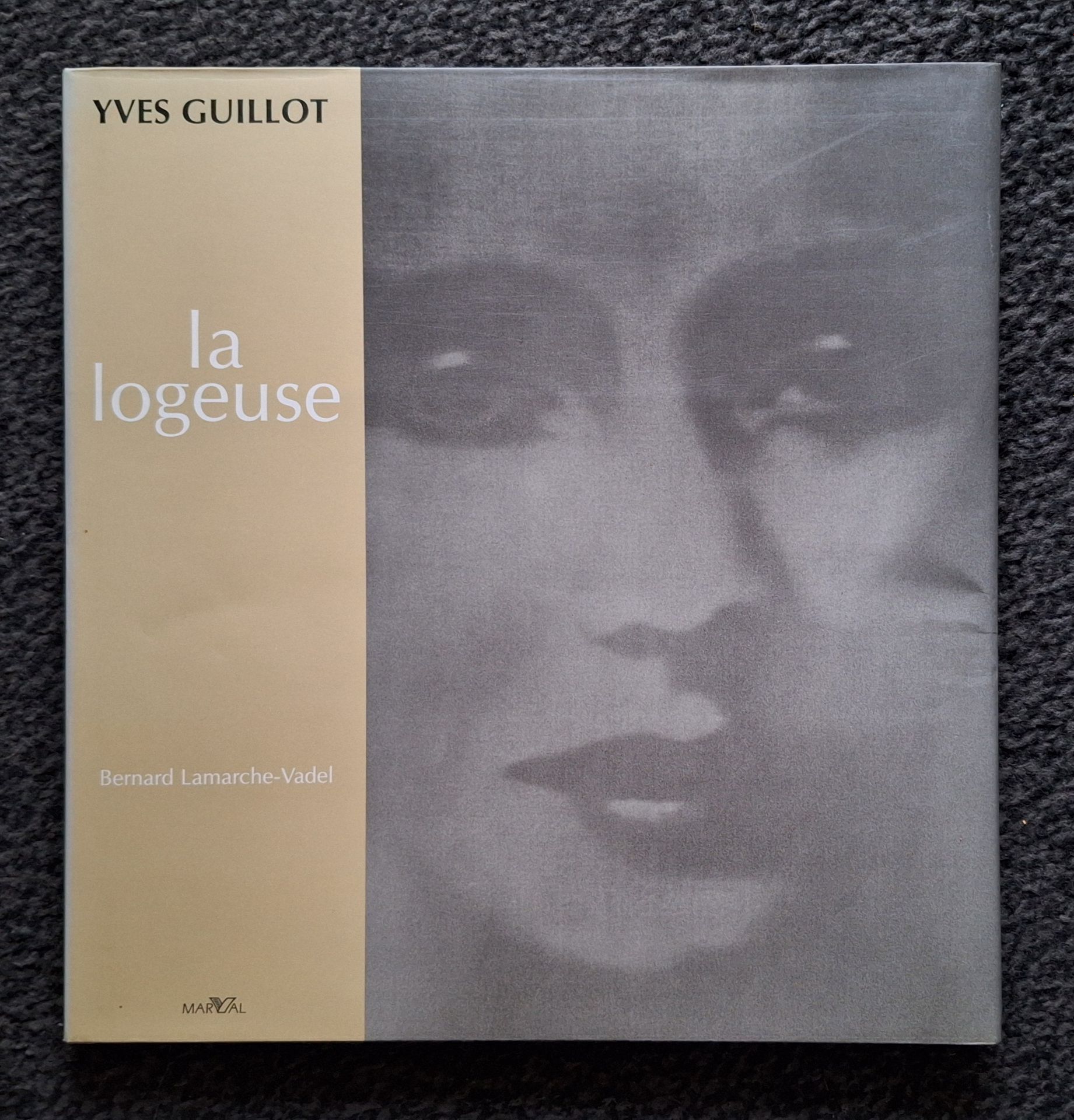GUILLOT, YVES (1951) [Signed]
La logeuse.
Marval, 1996.
In-4 (29 x 30 cm). Édition originale, dédicacée et signée en page de titre pat Yves Guillot. Texte de Bernard Lamarche-Vadel. 81 photographies reproduites en noir et blanc. Relié avec jaquette (dos légèrement insolé).
