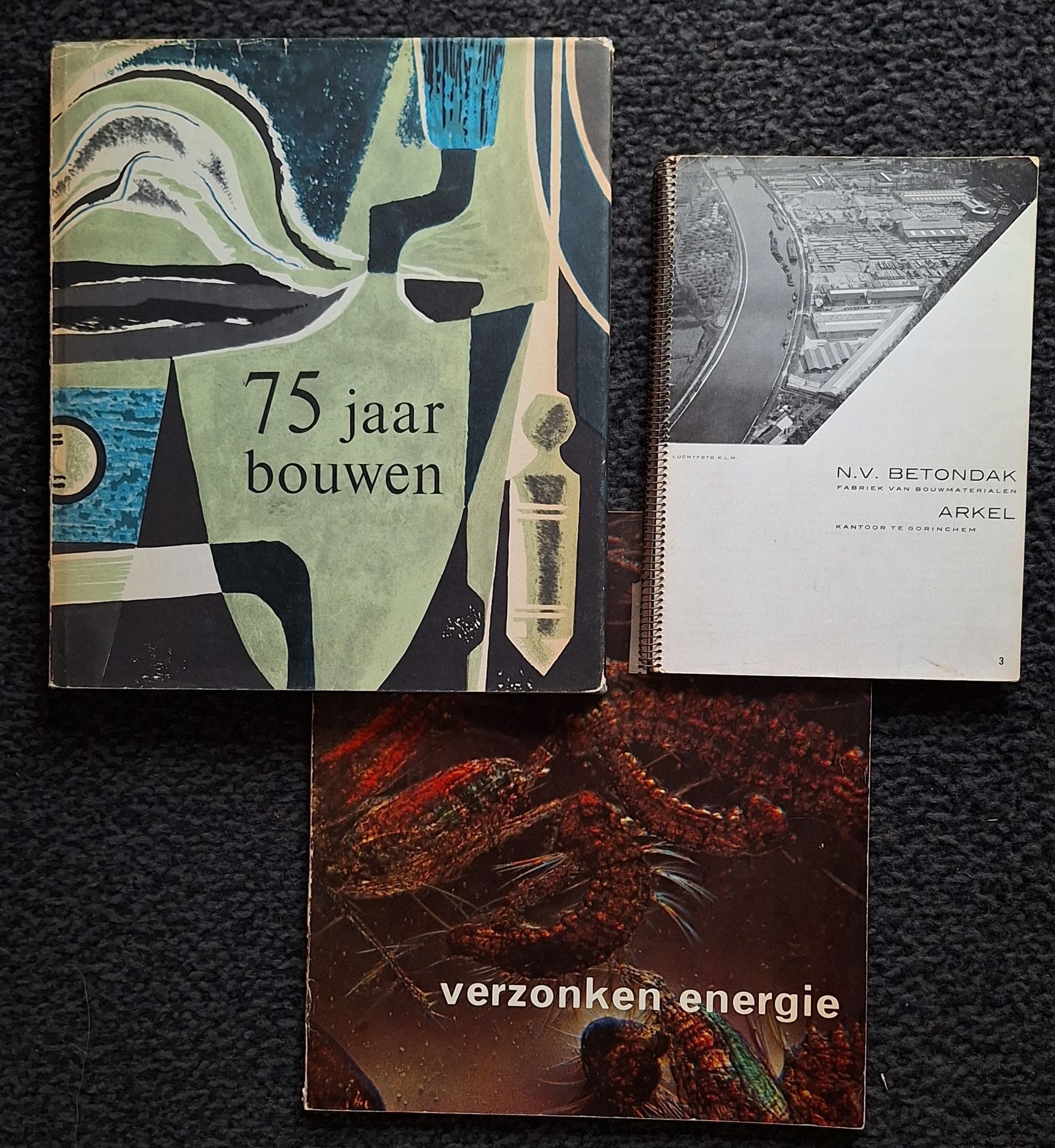 LIVRES D'ENTREPRISES NÉERLANDAIS
3 ouvrages.
*CAS OORTHUYS
75 jaar bouwen. Van Ambacht tot Industrie. 1889-1964.
N.V. Internationale Bouwcompagnie v/h Fa. H. van Heesewijk te best, 1964.
In-4 (26 x 22 cm). Édition originale. 136 pp. Reliure en tissu sous jaquette illustrée.
*AART KLEIN
Verzonken Energie. 
Het verhaal van een oliemaatschappij, 1965.
In-4 (25 x 23 cm). Édition originale brochée. 76 pp. Couverture souple illustrée.
* PAUL SCHUITEMA
Foto's van Rotterdam.
C. Chevalier boek-, steen-, staal,- en offsetdrukkerij Rotterdam. Sd, (ca. 1932).
In-8 (21 x 15 cm). Édition originale, incomplète: il manque la couverture rodhoid, la page 1/2 (couverture), la page 31/32, la page 49/50. Par ailleurs les pages 5, 9 et 31 sont amputées par des découpes partielles, mais propres. Reliure spirale d'éditeur.