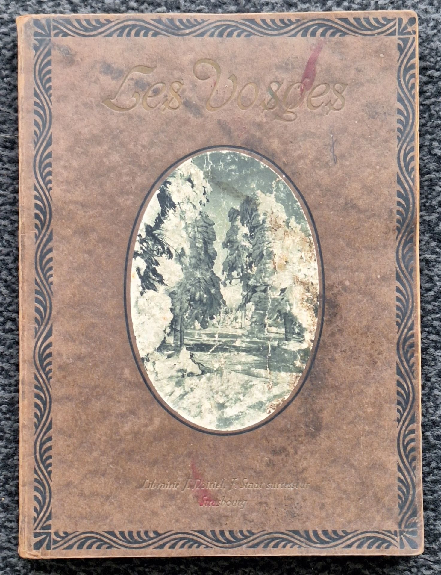WOLFF, PAUL (1887-1951)
Les Vosges.
40 reproductions en Mezzotinto.
Librairie J. Noiriel, Strasbourg, 1920.
In-4 (30 x 22 cm). Édition originale du 2ème livre de Paul Wolff, après le Vieux Strasbourg. Une page de préface par Frédéric Staat. Une page des légendes, suivie de 40 pages avec étiquettes photographiques numérotées et contrecollées sur un bord au centre de la page. Superbe reproduction des photographies. Couverture souple brune avec titre embossé et étiquette photographique (avec salissures) contrecollée. Une étiquette de prix scolaire collée en deuxième de couverture.