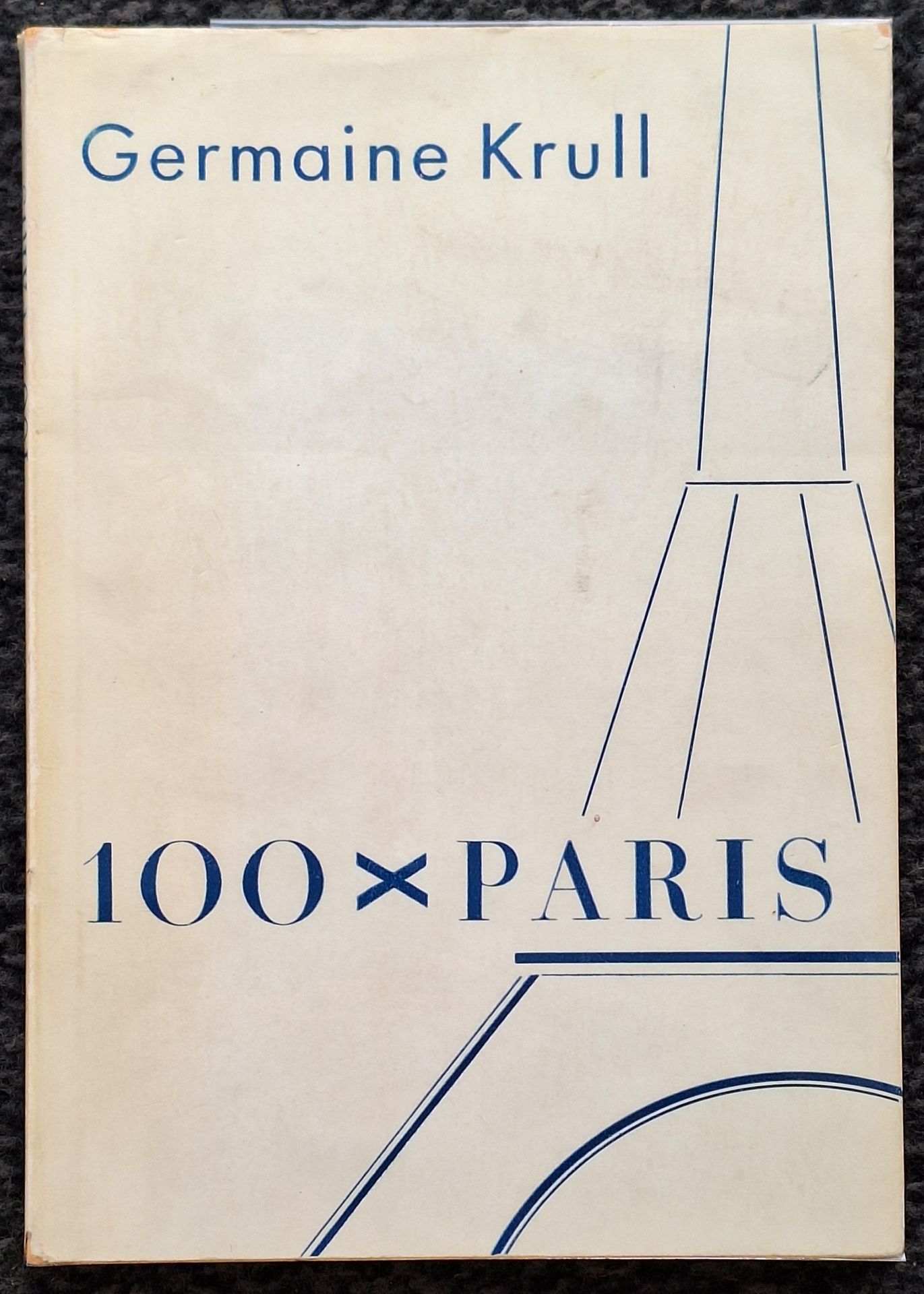 KRULL, GERMAINE (1897-1985)
100 x Paris. 
Verlag der Reihe, Berlin, 1929. 
In-8 (25 x 18 cm). Édition originale. La série des cents. 31 pp. de texte trilingue (allemand, français et anglais) et 100 héliogravures. Ouvrage broché, sous jaquette illustrée en très bel état.