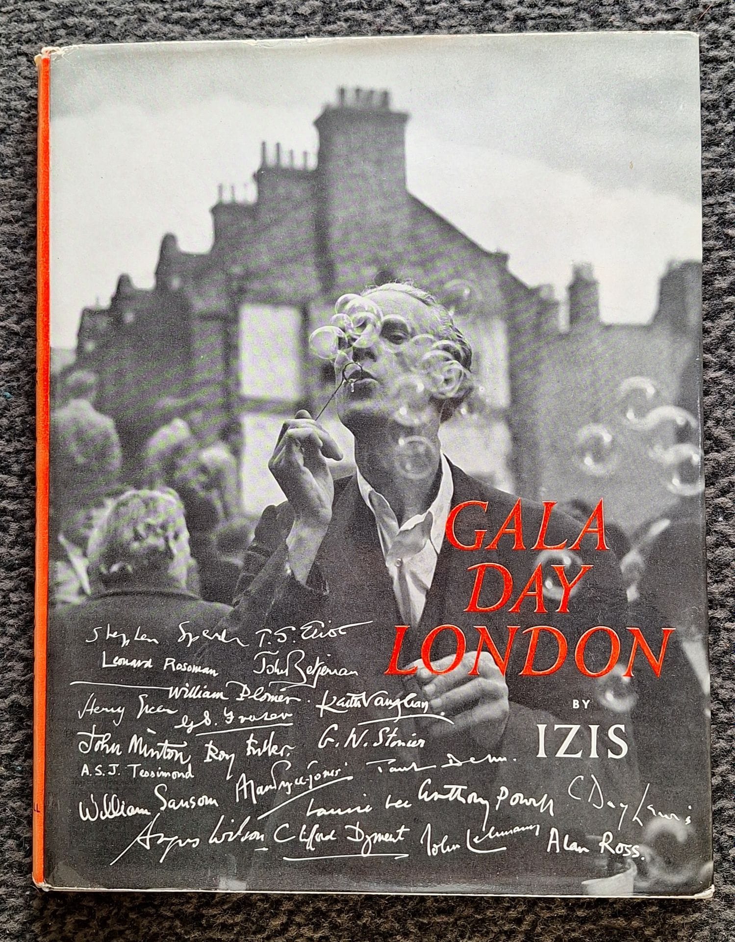 IZIS (Israelis Bidermanas, known as) (1911-1980)
Gala Day London. 
Photographs by Izis Bidermanas. 
The Harvill Press, London, 1953. 
In-4 (28 x 22 cm). First edition. 147 pp. 70 carefully reproduced photogravure plates. Texts by T.S. Eliot, Laurie Lee, C. Day Lewis, Alan Ross, Stephen Spender, a.o. Bound in gray cloth with gilt title, in illustrated dust jacket.