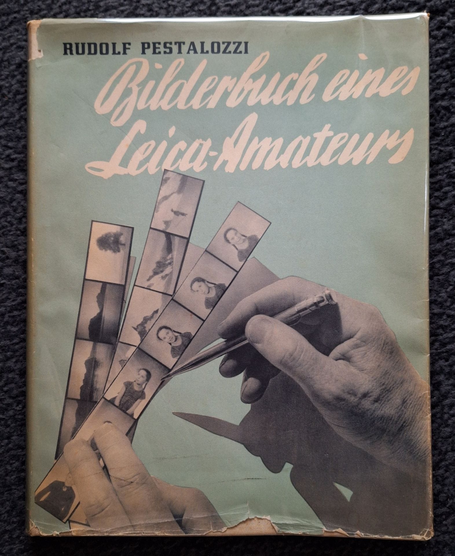 PESTALOZZI, RUDOLF
Bilderbuch eines Leica-Amateurs.
Fretz & Wasmuth Verlag, Zurich, 1935.
In-4 (31 x 25 cm). Édition originale. 16 pp. de texte et 160 photographies reproduites en héliogravure. Reliure d'éditeur sous jaquette illustrée (usée avec quelques manques).