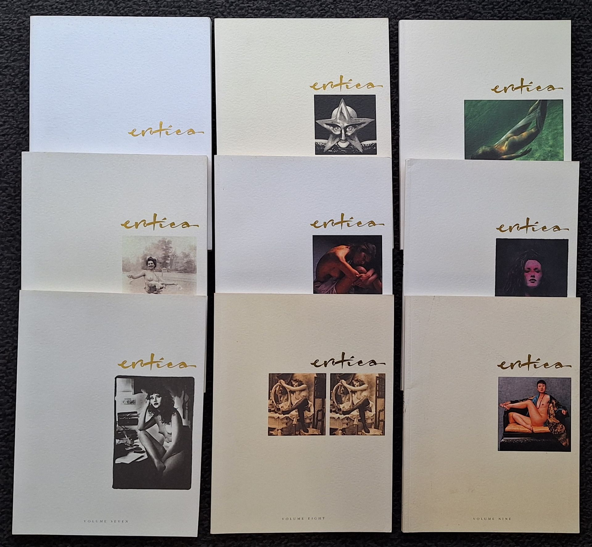 ÉROTISME
The Journal of Erotica.
Volumes 1 à 9.
Midsummer Books, Londres, 1992/1995.
In-4 (30 x 23 cm). Édition originale. Série complète en 9 volumes. 128 pp. par volume. Photographies de Jeanloup Sieff, Gérard Malanga, Jan Saudek, Housk Randall, Chris Wroblewski, Hywel Williams, Trevor Watson, Jeanette Jones, Gilles Berquet, Gunther Blum, China Hamilton, Dahmane, e.a. Couvertures souples illustrées. Un ensemble en très bel état.