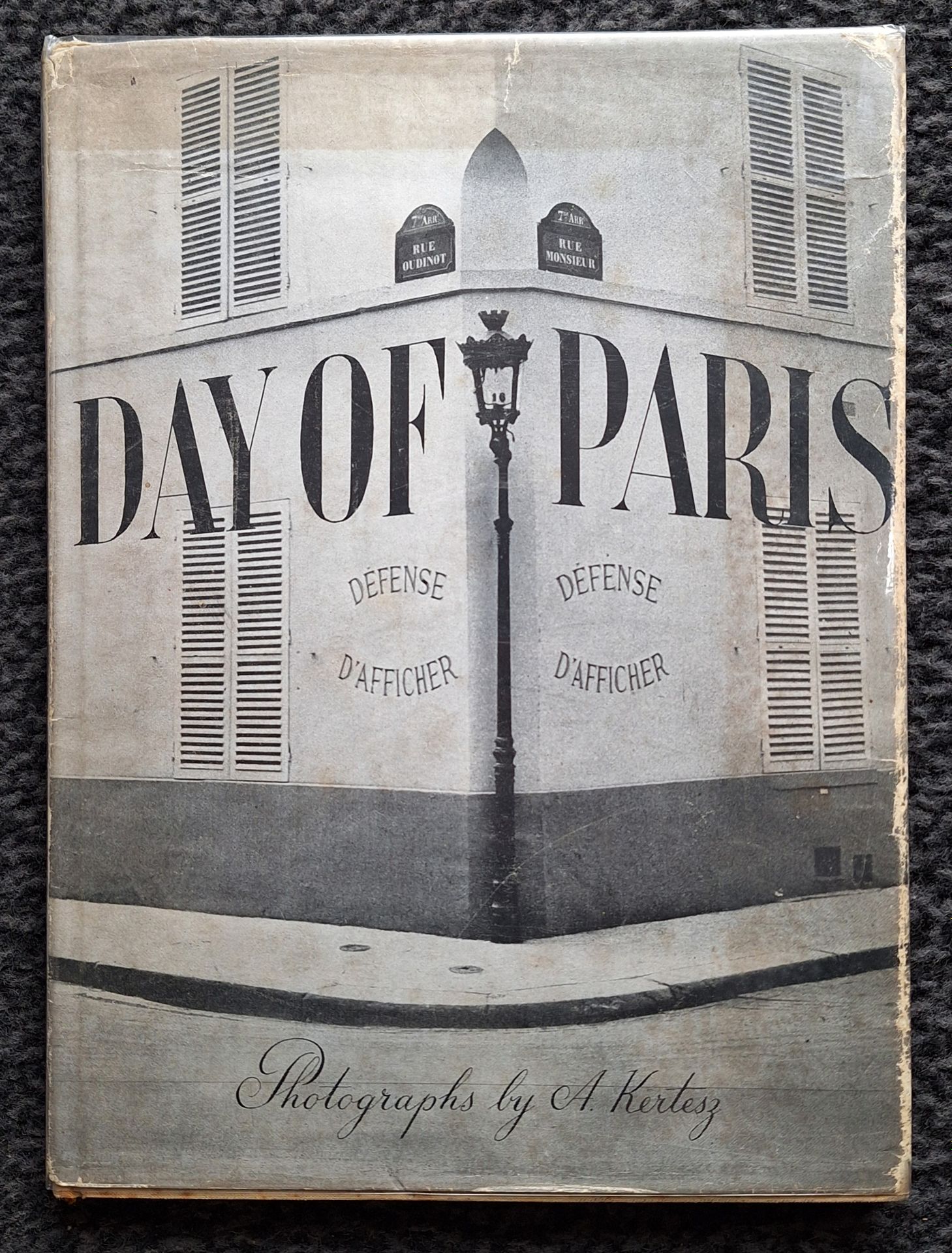 KERTESZ, ANDRÉ (1894-1985)
Day of Paris.
Photographs by A. Kertesz.
J. J. Augustin Publisher, New York, 1945.
In-8 (24,5 x 18 cm). Édition originale. 148 pp. Design de la jaquette par Alexis Brodovitch. Reliure toile avec titre en noir sous jaquette illustrée (usures faibles de la jaquette sans manque ni déchirure).
Réf. Hasselblad, pp. 138-139; Parr & Badger, I, p. 200.