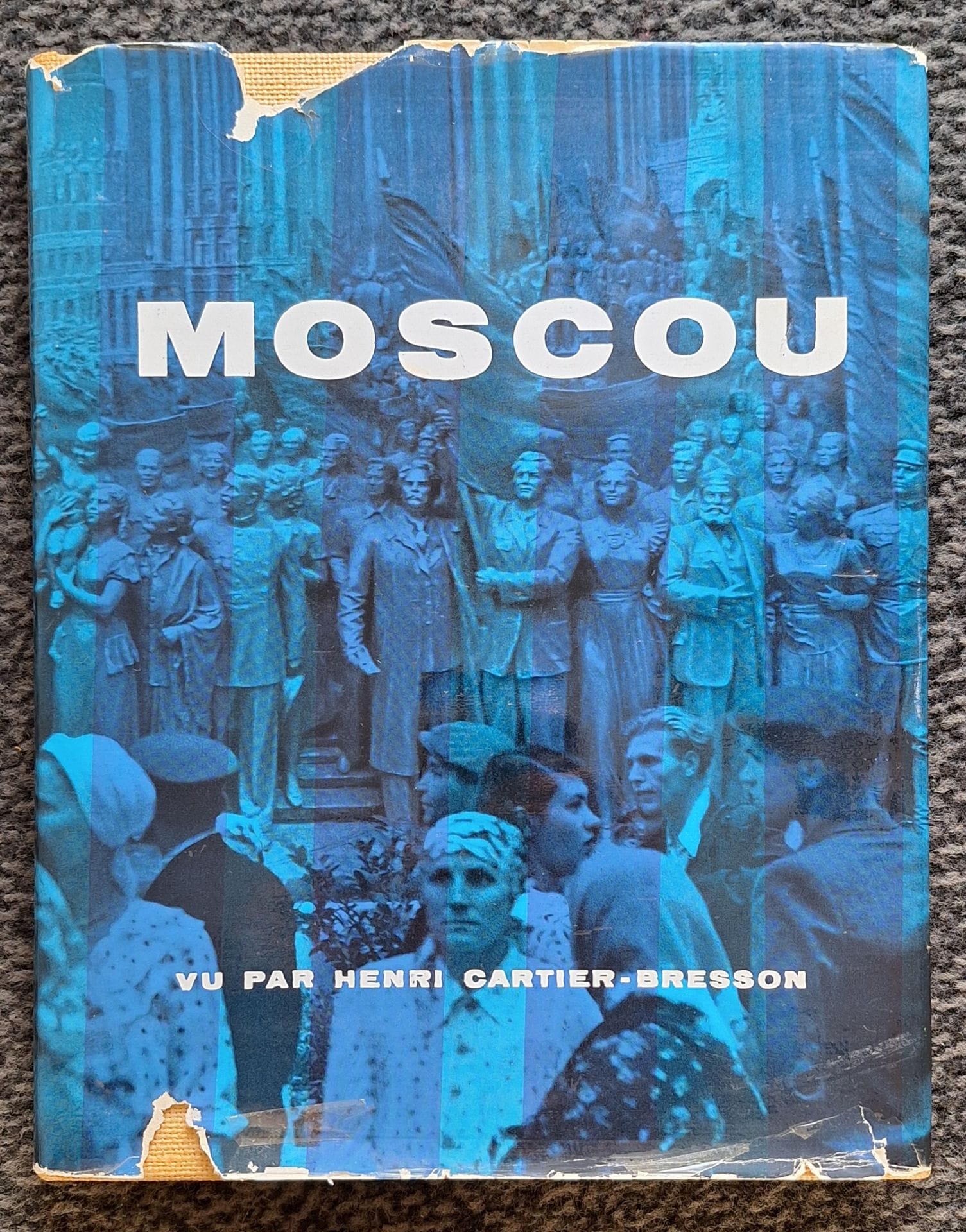 CARTIER-BRESSON, HENRI (1908-2004)
Moscou, vu par Henri Cartier-Bresson.
Robert Delpire éditeur, Collection Neuf, 1955.
In-4 (28 x 22,5 cm). Édition originale. 163 photographies imprimées en héliogravure. Reliure tissée crème d'éditeur sous jaquette illustrée (déchirures et usures à la jaquette).