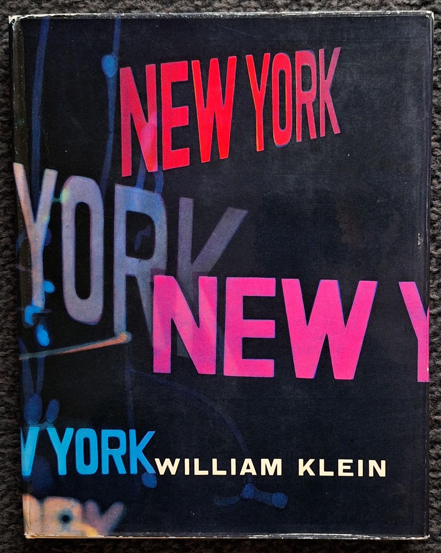KLEIN, WILLIAM (1928-2022)
Life is Good and Good for You in New York.
Trance Witness Revels. 
Feltrinelli Editore, Milano, 1956.
In-4 (28 x 22,5 cm). Édition originale italienne, publiée et imprimée conjointement avec l'édition française. 194 pp. Reliure d'éditeur sous jaquette illustrée. Complet du livret de 16 pp. avec le texte en italien. Très bel exemplaire.
Réf. Auer, p. 365 ; The book of 101 Books, pp. 140- 142 ; Hasselblad, pp. 164-165 ; Parr & Badger, I, p. 243....