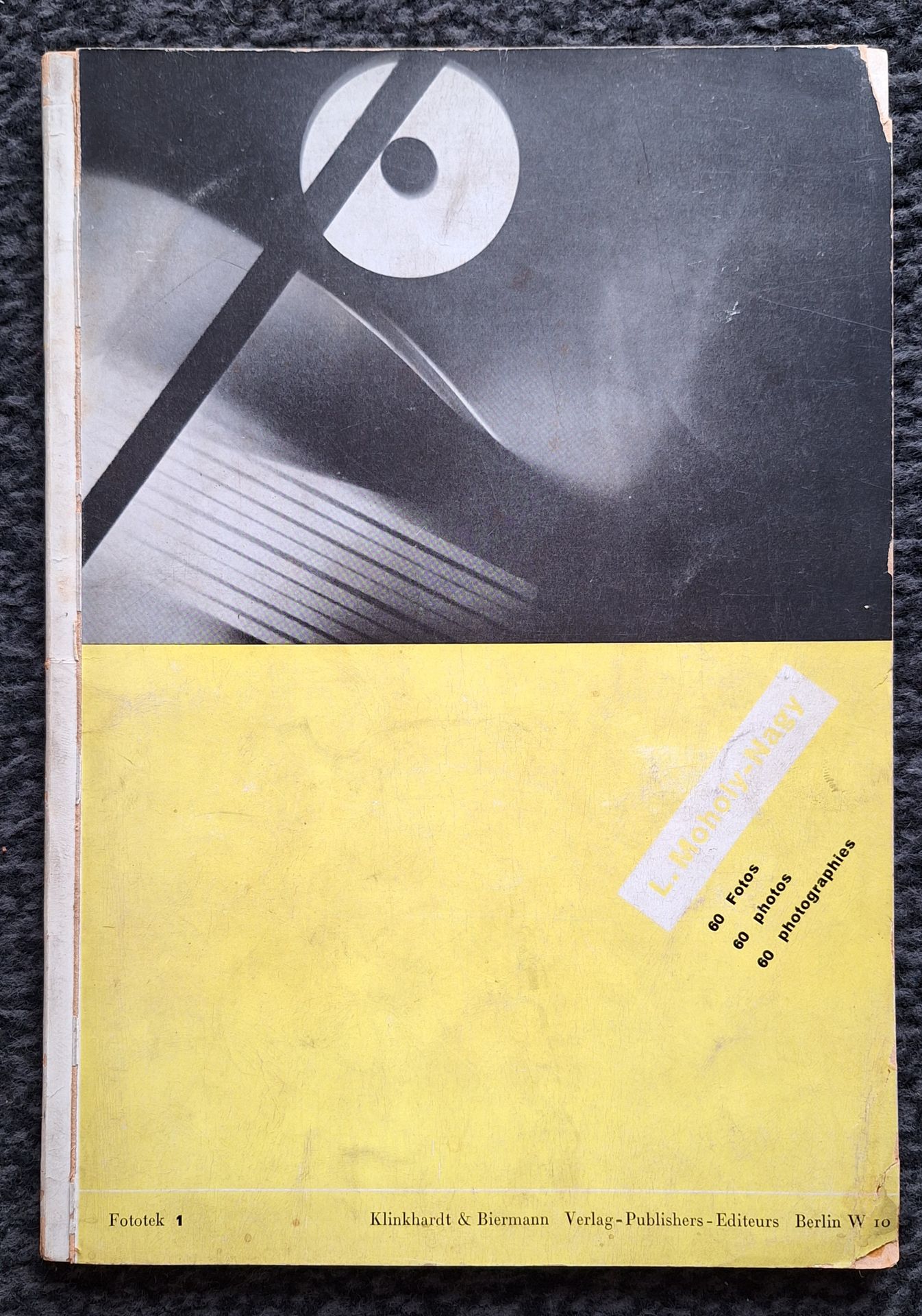 MOHOLY-NAGY, LASZLO (1895-1946)
60 Fotos 60 photos 60 photographies.
Klinkhardt & Biermann Verlag, Berlin, 1930. Fototek 1.
In-8 (25 x 18 cm). Édition originale brochée avec couverture illustrée. Texte de Franz Roh. 60 photographies ou photomontages par Moholy-Nagy. Couvertures avec usures d'usage; 4 pages avec très petites déchirures sur le bord. 
Ref. Auer, p. 158.