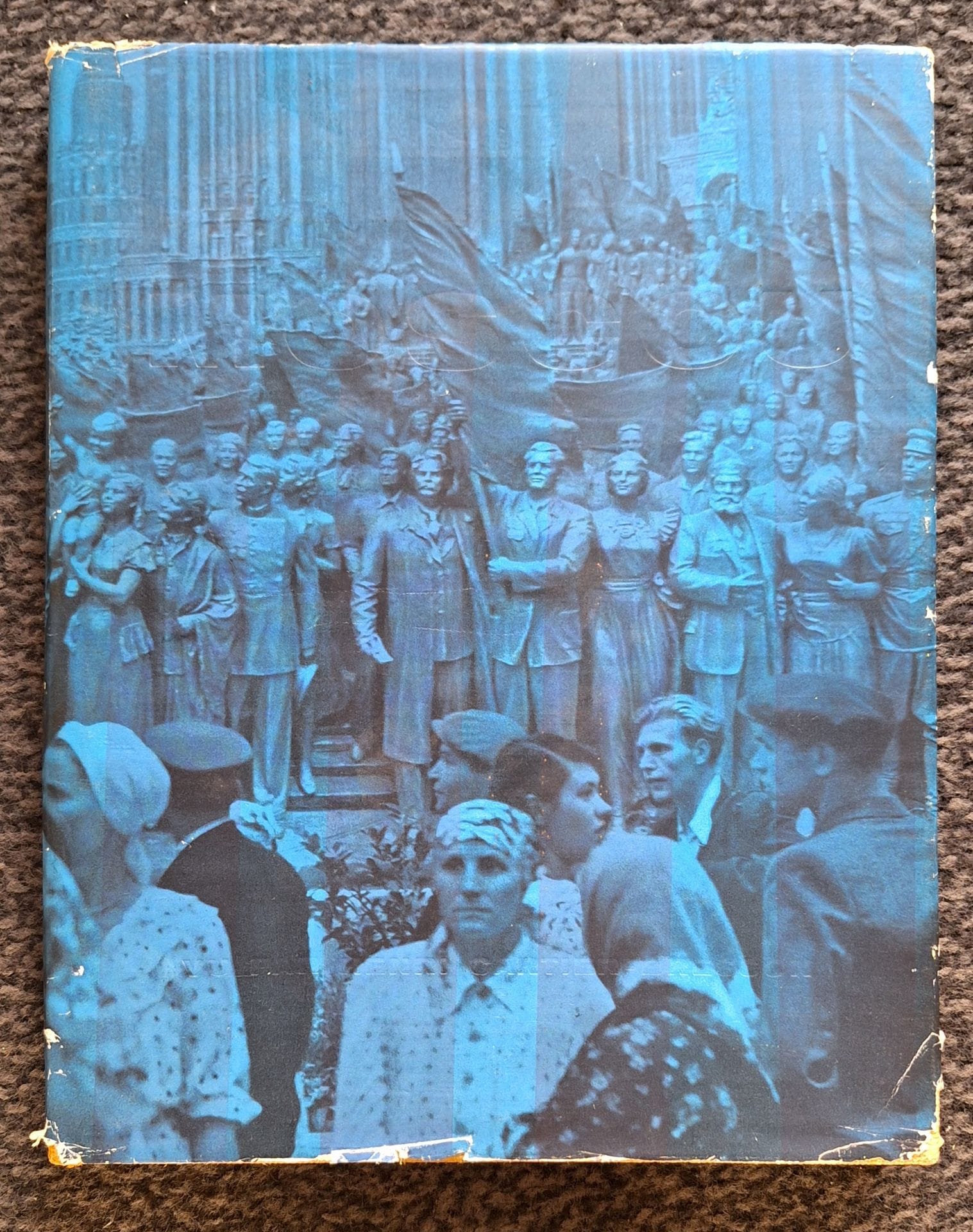 CARTIER-BRESSON, HENRI (1908-2004)
Moscou, vu par Henri Cartier-Bresson.
Robert Delpire éditeur, Collection Neuf, 1955.
In-4 (28 x 22,5 cm). Édition originale. Exemplaire sans les titres en blanc sur la jaquette (défaut d'impression). 163 photographies imprimées en héliogravure. Reliure tissée crème d'éditeur sous jaquette illustrée (déchirures et usures à la jaquette).