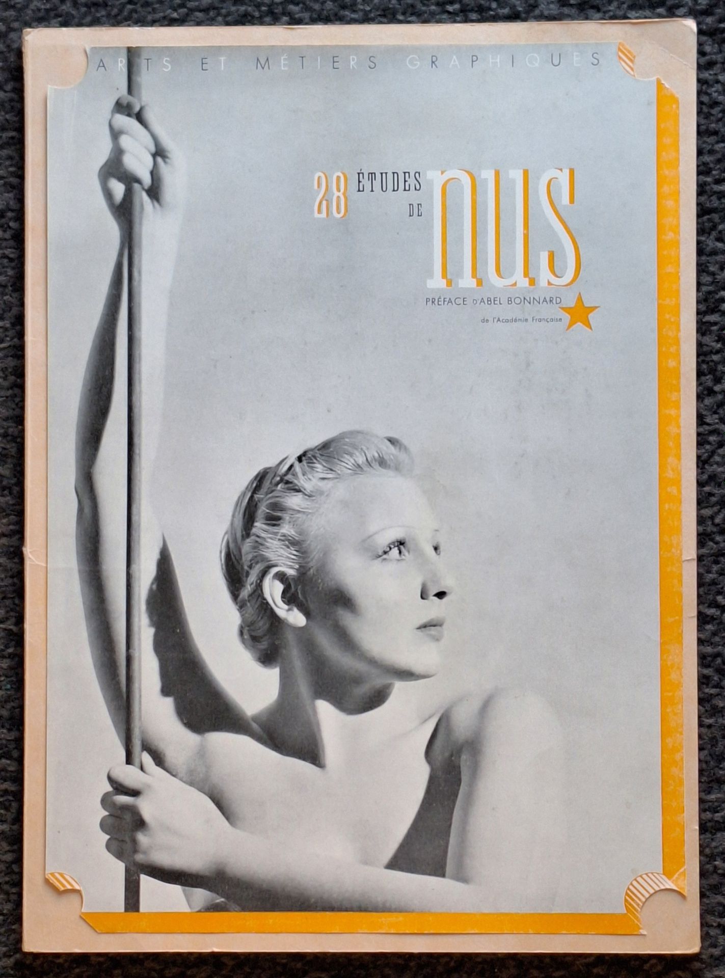 DUVAL, RÉMY (1907-1984)
28 études de nus.
Arts et Métiers Graphiques, Paris, 1936.
In-folio (37 x 26 cm). Édition originale, en planches, sous portefeuille rigide avec planche illustrée sur le 1er plat. 4 pages de titre, table des photographies et préface d'Abel Bonnard; 4 pages d'un poème de Rémy Duval, illustrée de 4 photographies dans le texte; 24 planches de photographies de Man Ray, Nora Dumas, Andreas Feiniger, Rémy Duval, Pierre Boucher, Sougez, Laure Albin Guillot, imprimées en héliogravure. Exemplaire proche du neuf de ce très fragile portfolio.