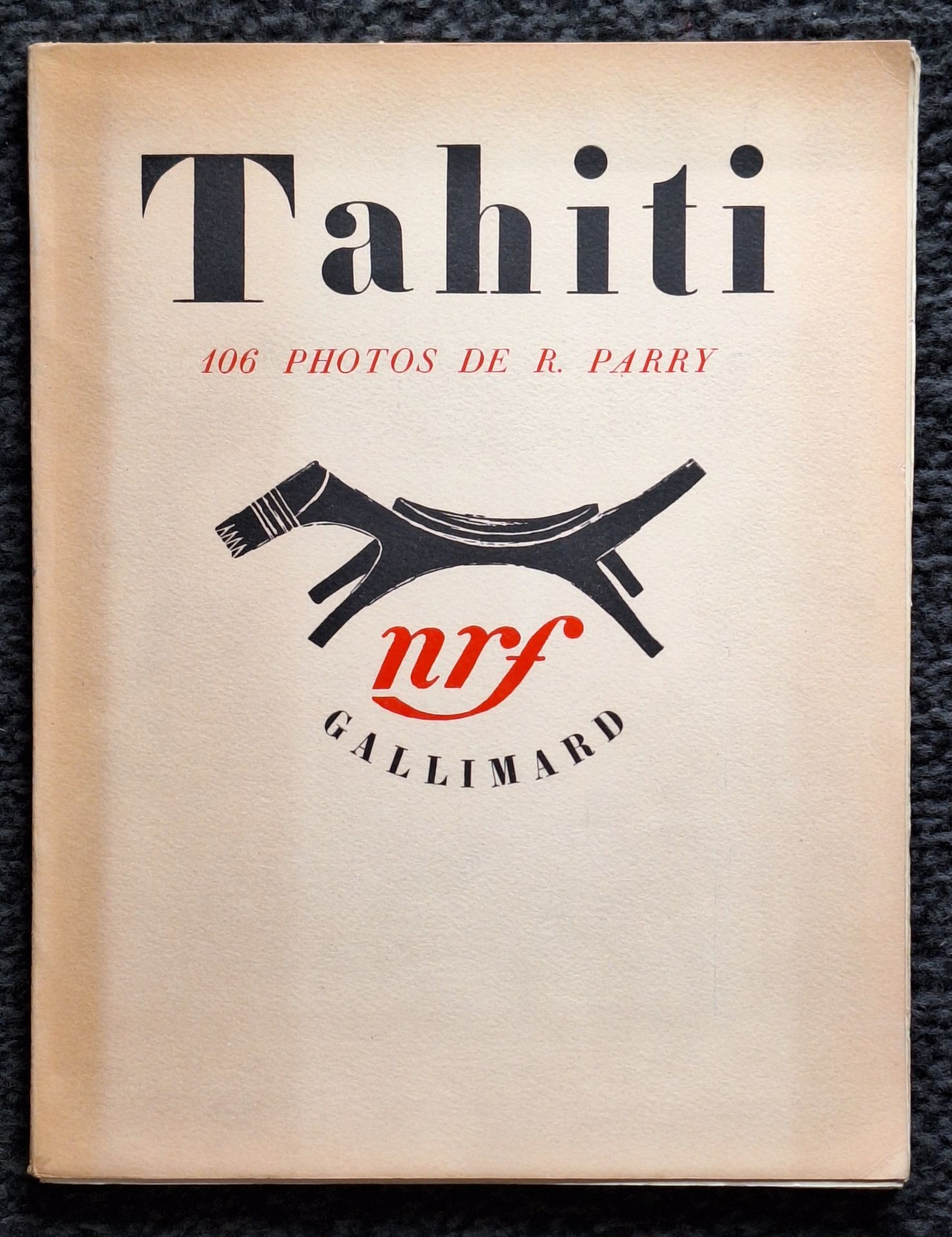PARRY, ROGER (1905-1977)
Tahiti.
Nrf, Gallimard, Paris, 1934.
In-8 (26 x 20 cm). Édition originale, brochée. 98 pp. 94 photographies imprimées en héliogravure. Couverture souple titrée. Bel exemplaire.