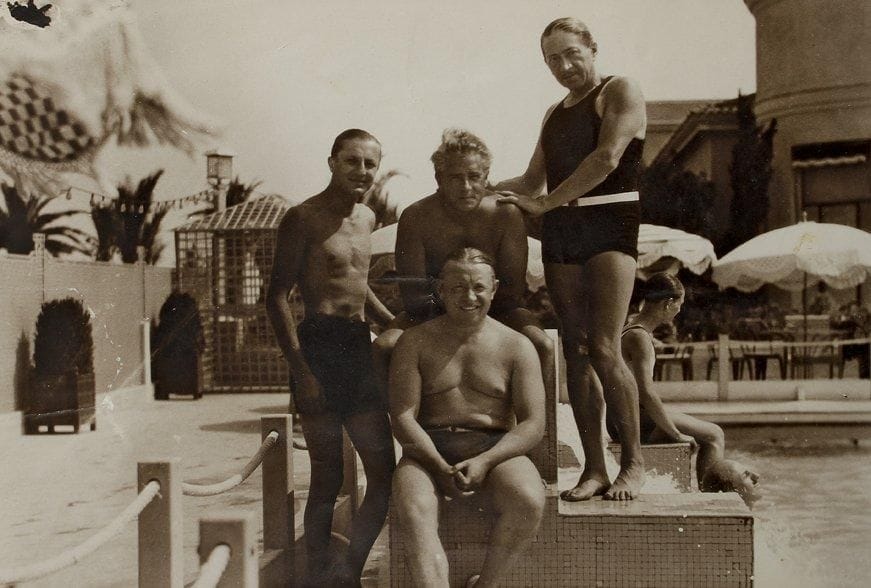 Francis PICABIA
le docteur Boucard, Théophile Briant et M. G. S. de L. à la piscine du Palm Beach, c. 1930. Épreuve argentique d'époque. Légendes manuscrites au verso. 15,5 x 22,5 cm. Déchirures. Cadre.