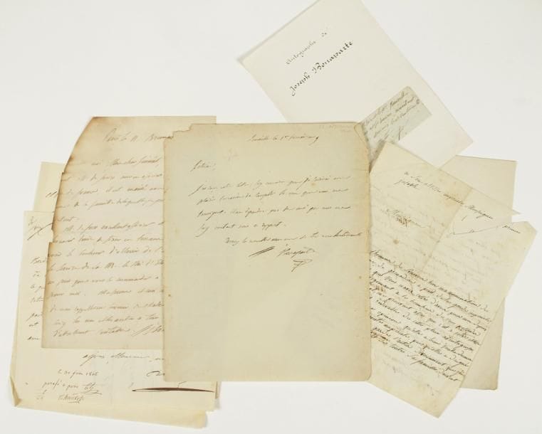 Joseph bonaparte (1768-1844)
frère aîné de Napoléon, Roi de Naples puis d'Espagne. 5 L.A.S. ou L.A. paraphées, 1800-1832 ; 5 pages formats divers (bord abîmé à une lettre).    Lunéville 1er frimaire IX (22 nov. 1800). Il saisira avec plaisir l'occasion de « remplir le veu que vous me témoignerez. Il ne dépendra pas de moi que vous ne soiez content sous ce rapport »... Paris 11 brumaire X (2 nov. 1801), lettre de recommandation à un général, en faveur d'un ancien officier suisse au service de la France... - Ordre au citoyen Roubaud de « passer de ma part au cabinet du Ministre du Trésor Public qui lui remettra cent mmille francs »... New York 4 mai 1816, à Édouard Pelletreau : il ne doute pas de sa bonne volonté « et de votre réussite dans tout ce que vous entreprendrez pour remplir le but de votre voiage » ; il l'attend donc au mois de juin... 29 août 1832. De retour d'une course dans les environs de Londres, le comte de Survilliers vient de recevoir l'invitation de Mr Bates, mais regrette que son deuil ne lui permette de l'accepter... On joint 2 billets autographes, un fragment découpé, et une lettre à lui adressée (incomplète).
