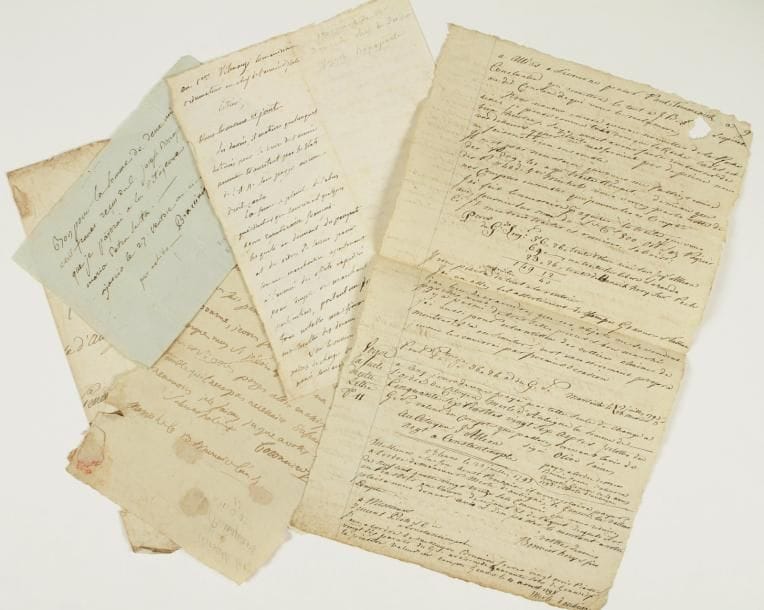 Joseph BONAPARTE
L.A. (minute), au Citoyen Villemanzy, Commissaire ordonnateur en chef de l'armée d'Italie ; 2 pages in-4 sur colonne.    Face aux exactions (trafic, faux passeports, violation de terres particulières, réquisitions de denrées) exercées par les soldats français, il le prie de donner des ordres sévères pour éviter que de semblables abus puissent recommencer : « Il est injuste de porter préjudice à un prince ami, ou à la république »... On joint un reçu à son nom écrit par Lucien Bonaparte et signé Braccini ; un billet a.s. « Buonaparte » au négociant Merle d'Aubigné (plus 2 pièces jointes).