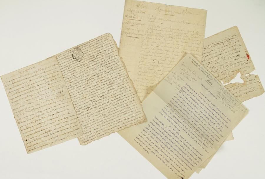 Famille BONAPARTE
5 lettres ou pièces, Ajaccio 1773-1802 ; 3 en italien.    29 mai 1773. Lettre de Maria Giuseppa Pietrasanta à son mari Giuseppe Maria, conseiller au Suprême Conseil à Bastia (ce sont les arrière-grands-parents maternels de Napoléon). 22 décembre 1791, signification faite par l'huissier Della Piana à Joseph Bonaparte à Ajaccio, suite au procès intenté par les dames Pietrasanta. 22 ventose V (12 mars 1794). P.S. en français par les administrateurs du Département du Liamone pour la vente à Joseph Bonaparte de domaines nationaux ayant appartenu aux Jésuites... 16 floréal X (6 mai 1802), quittance de travaux exécutés à la loge de la famille Bonaparte au théâtre. - Lettre (non datée, en français), adressée au Citoyen Buonaparte à Corte (trous et manques), nouvelles de la milice et du parti, avec cette note sur le f. d'adresse : « Napoleone est-il arrivé ? ».