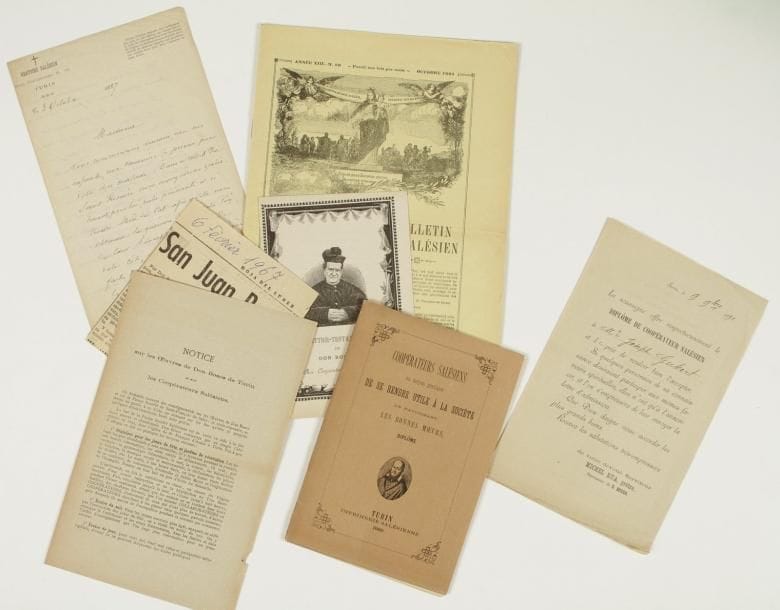 Saint Jean BOSCO (1815-1888)
L.S. « Abbé J. Bosco », Turin 3 octobre 1887, à une dame ; 2 pages in-8 à en-tête Oratoire Salésien ; en français.    Il l'assure de ses prières pour la guérison de son père, et la remercie pour son offrande : « Elle nous arrive fort à propos pour nous aider à liquider un peu cette terrible année 1887 qui nous a apporté des charges bien lourdes en commençant par les dégats du tremblement de terre »... On joint divers documents imprimés sur Jean Bosco et les Salésiens.
