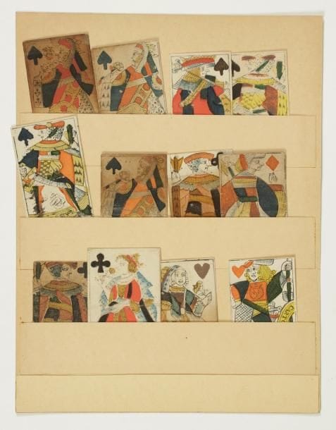 cartes à jouer. 12 cartes anciennes gravées sur bois, avec couleurs au pochoir ; environ 8 x 5 cm chaque.    Ensemble de 3 rois, 5 reines et 4 valets, ayant servi au verso d'étiquettes pour classer des papiers, XVIIe siècle.