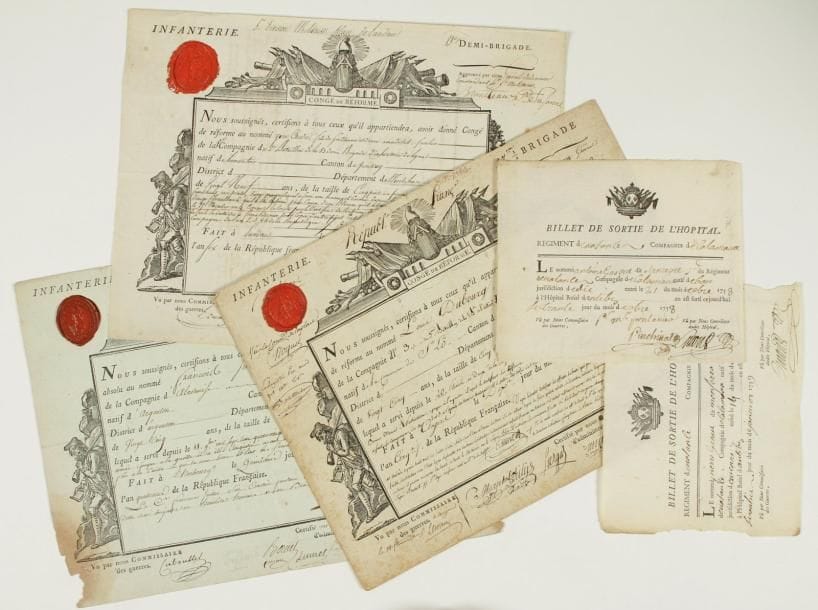 congés MILITAIRES. 3 P.S., 1796-1798 ; 3 pages obl. in-fol. en partie impr., encadrements gravés aux emblèmes de la République, cachets cire rouge.    Cherbourg 15 nivose IV (5 janvier 1796). Congé donné à François Juillet, sergent de la compagnie d'Aladenise, de la 17e demi-brigade d'infanterie, à la suite d'une blessure à la cuisse ; signé par le capitaine Aladenise. Angers 10 floréal V (29 avril 1797). Congé donné à Louis Dubourg, fusilier de la 27e demi-brigade d'infanterie, malade depuis huit mois « des suittes d'une chûte dans l'eau à l'armée du Nord » (détail des affections) ; signé par le général Vidalot du Sirat. Landau 20 thermidor VI (7 août 1798). Congé de réforme donné à Yves Audic, fusilier de la 83e demi-brigade d'infanterie, suite à une blessure au bras gauche (certificat médical au dos) ; signé par le général commandant la 5e division militaire, Bruneteau de Saint-Suzanne. On joint 4 billets de sortie pour des soldats du Régiment de Valence, compagnie de Calameau, ayant fait de courts séjours à l'hôpital d'Antibes ou de Monaco, 1758-1762.