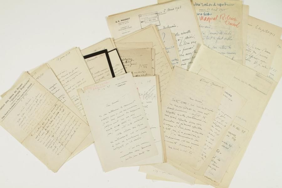 GRAPHOLOGIE. 42 lettres ou pièces, la plupart L.A.S. adressées à Maurice Delamain, 1924-1954.    Intéressante correspondance adressé au graphologue Maurice Delamain (1883-1974), qui fut président de la Société française de Graphologie. Jules CRÉPIEUX-JAMIN (14 lettres, et 4 analyses graphologiques, dont Philippe Berthelot), Bernard GAVOTY, Walter HEGAR, René LE SENNE (2), G.E. MAGNAT (6), René MONGIN (10), Max PULVER (2), Gustave THIBON, Roda WIESER (2, en allemand).