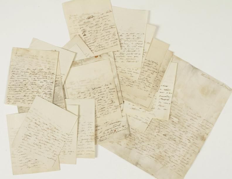 Alexandre von HUMBOLDT (1769-1859)
voyageur et géographe. 23 L.A.S., Paris [vers 1820-1825] et Weimar 1826, à la marquise de Montcalm à Paris ; 3 pages in-4 et 43 pages in-12, qqs adresses (mouillures et taches).    Belle et riche correspondance mondaine, scientifique et politique lors de son séjour parisien, et intéressante lettre sur son retour en Allemagne. Jeudi. Hier, il a cherché M. Deleuze : « J'ai pris des renseignemens sur M. Lambotin. C'est un marchand d'objets d'histoire naturelle et rien de plus. M. Cuvier ne veut pas l'avoir cité mais M. Cuvier est un conseiller d'État qui ne cite que les Académiciens et les savans titrés ». Lambotin est un homme simple « qui connaît assez bien les minéraux »... Mardi. Il demande à la marquise de le recevoir « pour vous entretenir de quelques aperçus sur la Physique du globe et la distribution des végétaux ». Il n'a pas perdu de vue ses commissions, « mais ne voulant mettre dans le secret de votre aimable confiance ni Mr Cuvier ni Mr Deleuze, j'ai dû chercher, avec prudence. J'ai trouvé le botaniste, c'est un jeune Professeur allemand mon collaborateur et un des hommes les plus forts dans sa partie. [...] Après la botanique nous nous occuperons l'hiver de l'histoire des animaux, de leur organisation, de la respiration »... Vendredi. Il viendra prendre les ordres de la marquise, « si toutefois le Calife Omar ne brûle en attendant les livres qui traitent des différentes races d'hommes, livres qui ne laissent pas d'être interprétés très audacieusement par les hérétiques au-delà du Rhin »... Samedi. « J'ai réussi ce matin à me procurer les plus nouveaux ouvrages et gravures sur l'Inde, Persépolis et ce que les hommes ont fait de plus anciens ; et comme il est dit que les savans n'oublient jamais le moi et que toutes mes phrases commencent par ce même mot qu'on doit éviter, je dirai encore que j'espère pouvoir, quelques heures, vous distraire de vos cruels ennuis »... Mardi. « Je vais vous demander la grace de m'indiquer quelques-unes de ces matinées que vous