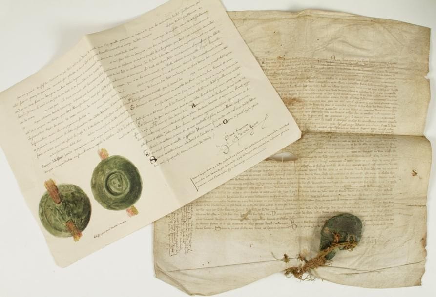 philippe vi (1293-1350)
Roi de France. Charte en son nom, Paris mai 1345 ; expédition signée par J. de Saint-Just (« Sine financia J. de Sancto Justo ») ; vélin in-plano (43 x 45 cm), grande lettrine Ph, fragment de sceau de cire verte  pendant sur cordelette rouge et verte (un peu froissée et salie, déchirure au centre de la pièce, recousue avec petit manque) ; transcription ancienne jointe.    Mandement rétablissant les droits de Guillaume Brasart, écuyer, sur « une thouche de bois » dans l'enclos de son manoir de Couvert (Normandie), pour l'usage dudit manoir, sur lequel il prenait du bois et qui servait aussi de « pasturage » aux bêtes ; ce droit avait été contesté par les sergent et maître des forêts du Bur... Une information fut ouverte en jugement à Breteuil « en la presence de grant foison de bonnes gens », qui ont témoigné que « le bois du dit Guillaume Brasart estoit enclos de fossez usques aus murs et parvis de son manoir avec ses jardins tout avironns de ses domaines », que ce domaine lui était tenu par un quart de fief de chevalier, que ces bois avaient été plantés par ses ancêtres « pour lennobliessment et usage du dit manoir »... Le Roi rétablit donc Guillaume Brasart en ses droits, et ordonne au maître du Bur et à son sergent de le respecter...