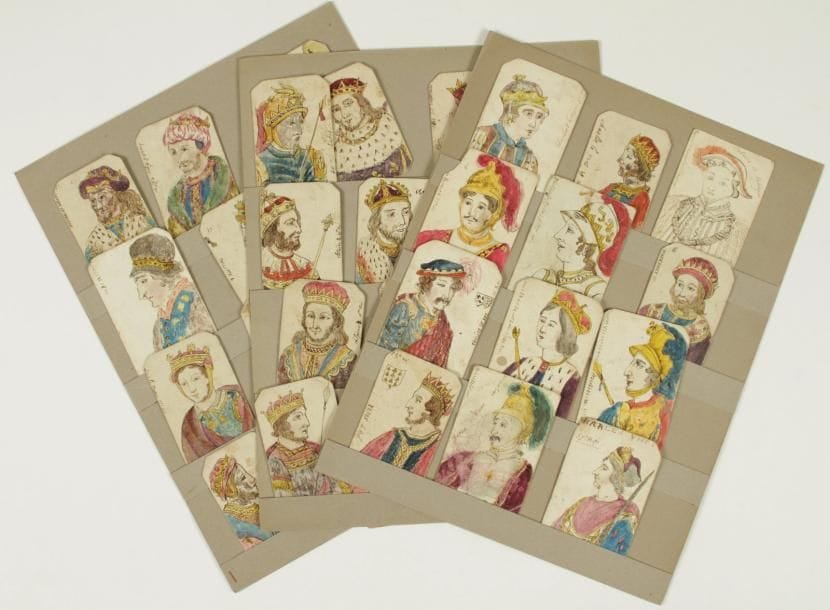 rois de France. 38 dessins à la plume et aquarelle, XVIIIe siècle ; formats cartes à jouer, environ 8 x 5 cm (qqs marques d'oxydation).    Portraits de 38 rois des Francs ou rois de France, de Clodion le Chevelu à Charles VIII. Chacun est représenté en buste, identifié par son nom et un numéro ; au dos, un quatrain (ou sizain), tel saint Louis :                                     « Un pur amour de Dieu joint avec la justice,                                         A fait ma politique et réglé mes desseins »...