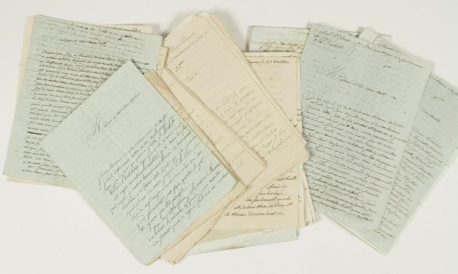 SAINT-DOMINGUE
56 lettres ou pièces, la plupart L.A.S., Port-au-Prince, Port Républicain, le Cap 1793-1802, à Mme Aimé-Benjamin Fleuriau de Bellevue, ou à son fils le naturaliste Louis-Benjamin Fleuriau, à La Rochelle, et 24 minutes de réponse des Fleuriau ; 245 pages in-4, qqs adresses.    Correspondance concernant la propriété de la famille Fleuriau à Bellevue, dans l'île de Saint-Domingue, où l'on cultivait de la canne à sucre et exploitait une raffinerie du sucre ; s'y ajoutaient des biens immobiliers, le tout étant géré par Jean-Baptiste Arnaudeau, neveu du feu propriétaire, avec l'aide d'un cousin, Jacques Hérard, puis d'un autre cousin, E. Seignette Fleuriau. Les premières lettres témoignent de la révolte des Noirs : Hérard s'est senti personnellement menacé ; Arnaudeau n'a pu entrer dans l'habitation des Fleuriau et a dû se faire représenter par Jacinthe, devenu depuis « le plus mauvais sujet possible puisqu'il est [...] a la tette des révoltés ; sur les quels on a déjà marché, et détruit au moins 500 » (2 février 1793)... Arnaudeau parle d'incendies d'habitations, la nuit ; il a dénoncé sept révoltés : « il y en a eu seing de pendu un qui s'est sauvé ; et la négresse on s'est contenté maleureuzt de luy donner deux cent coup » et elle est partie le même soir avec 18 autres ; M. Leremboure [le maire] prétend leur avoir fait rendre toutes leurs armes mais ils en possèdent : « tous negre qui est atrapé en arme est fuzilié sur le chan », et cependant il n'y a pas de fin en vue. Il donne des détails sur les dommages dans la colonie ; si la nouvelle d'une guerre avec l'Angleterre, la Hollande et l'Espagne est vraie, « nous ne manqueron pas de mizairre » (22 mars 1793)... Dans les années qui suivent, les Fleuriau s'interrogent sur l'état de leurs propriétés, les intentions des Noirs, les possibilités de dédommagement. Le fils rappelle (1796) qu'il fut naturalisé suisse le 15 avril 1778 : cette qualité pourrait servir si l'on voulait le « troubler » dans la jouissance de sa propri