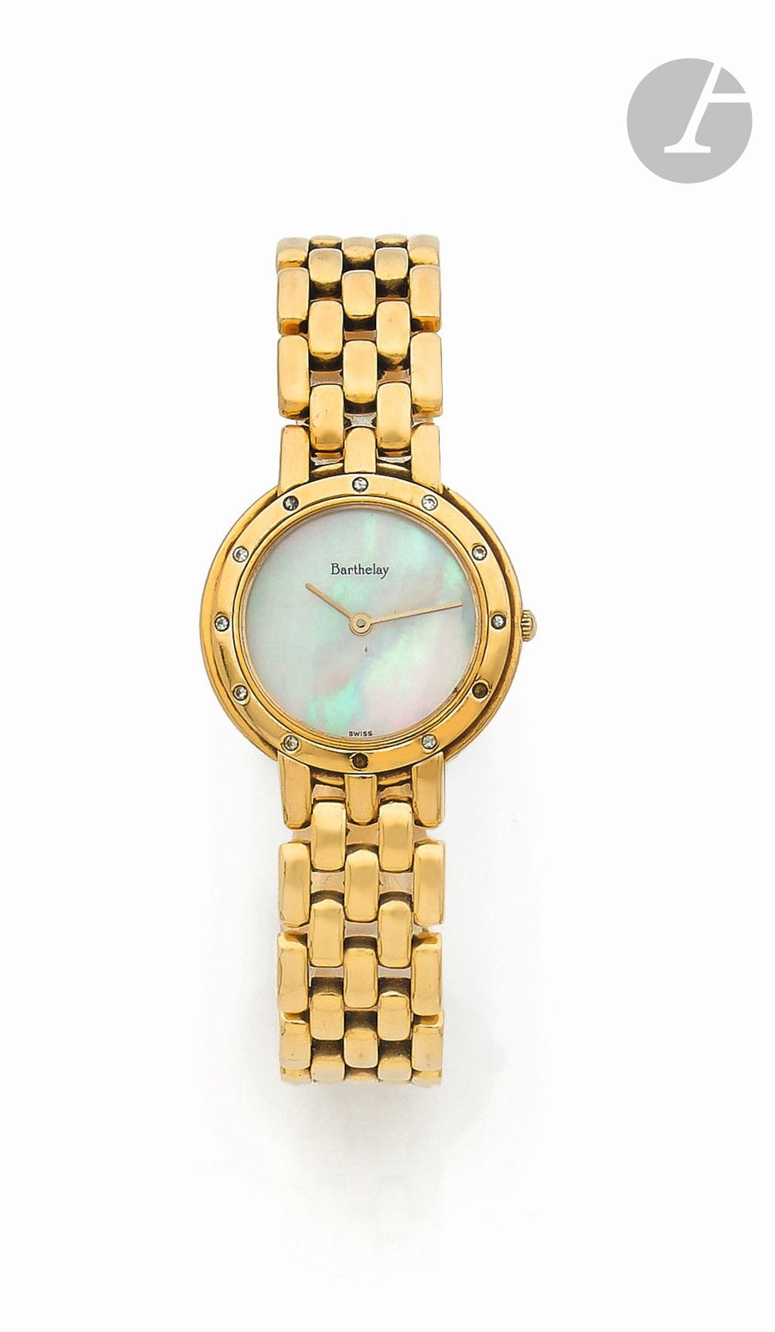 BARTHELAY
ANNÉES 90
Montre bracelet de dame en or jaune 18K (750) et nacre.
Boîtier: rond, lunette index diamants (manque 2)
Cadran: nacre, sans index
Mouvement: quartz
Bracelet: or jaune, boucle déployante.
Signée et numérotée 4072764.
Diam.: 25mm 
Longueur: 17,5cm.
Poids brut: 64,51g