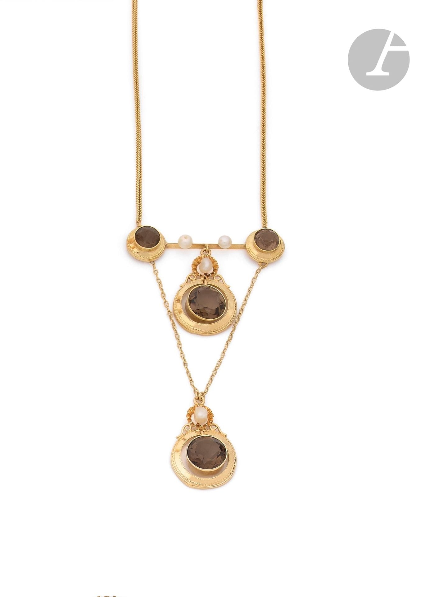 Collier en or 18K (750), orné de quartz fumés ronds et de petites perles. Travail français du milieu du XIXe siècle. Hauteur motif: 8cm environ. Poids brut: 13,3g (une perle rapportée, déformation)
 A 19th  century french quartz necklace