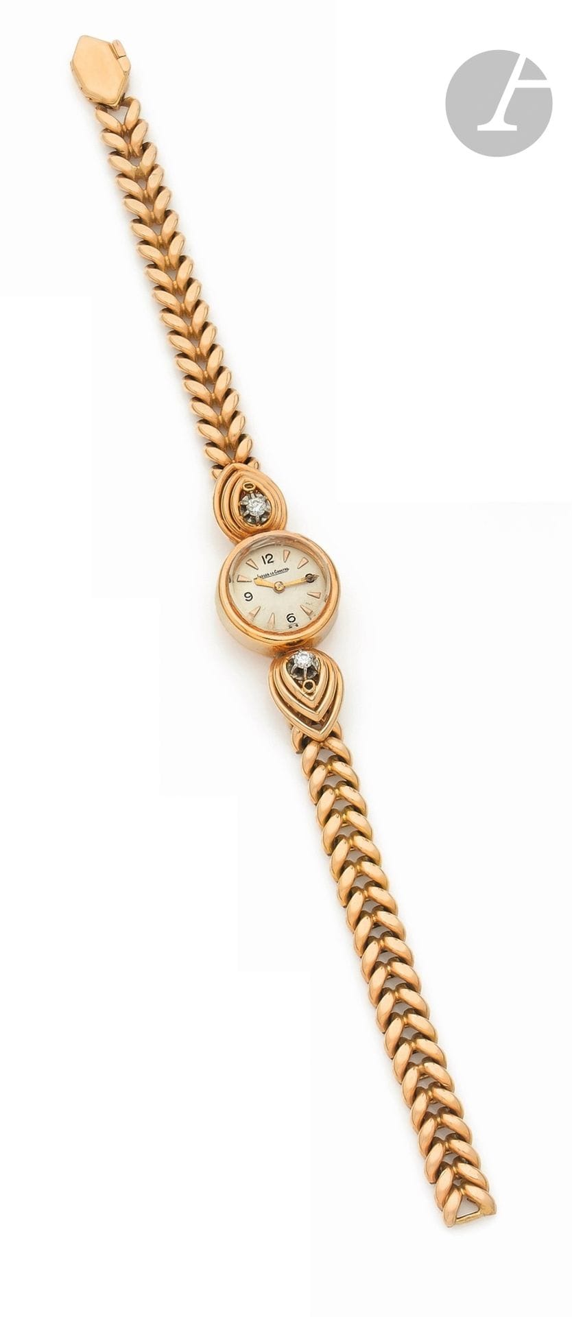 JAEGER LECOULTRE
DUOPLAN
ANNÉES 40
Petite montre bracelet de dame en or jaune 18K (750) et diamants.
Boîtier: rond, remontoir au dos, attaches en forme de gouttes centrées d’un diamant. 
Cadran: argenté, index épi appliqués et chiffres arabes. 
Mouvement: mécanique, type duoplan.
Bracelet: intégré, maillons souples, boucle simple (postérieure?)
Signée et numérotée 114130.
Diam.: 16mm 
Longueur: 16,5cm.
Poids brut: 33,73g
