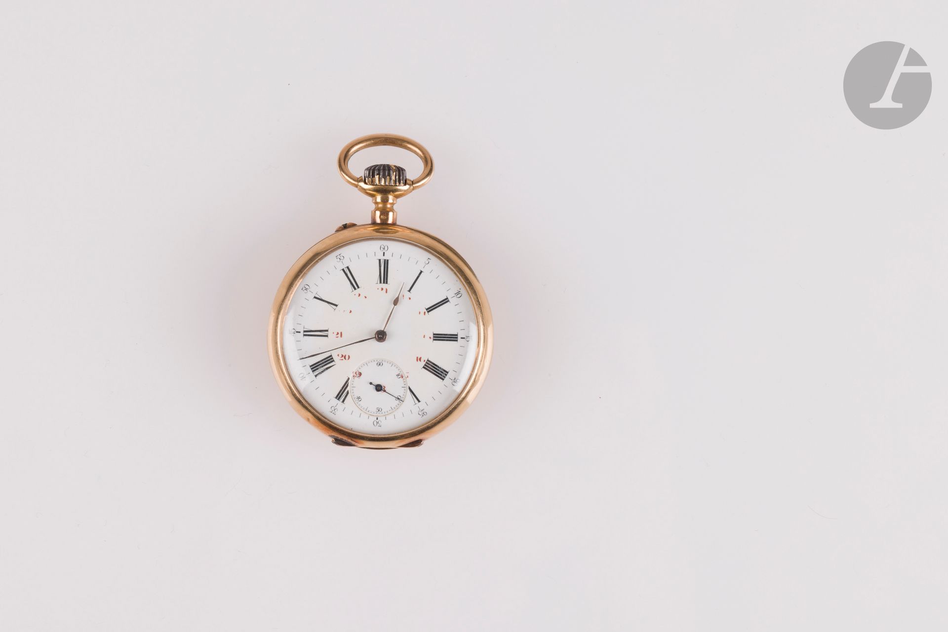 GIRRE À GOURNAY/ LECOULTRE
Montre de poche en or jaune 18K (750) (tête de cheval: 1838-1919), travail français.
Boîtier: revers guilloché et monogrammé, cuvette en or signée Girre.
Cadran: émail blanc, index chiffres romains peints, indication des 24 heures en rouge effacée), petite seconde.
Mouvement: mécanique, échappement à ancre, balancier bimétallique compensé, spiral Breguet en acier bleui, signé LeCoultre & Co
Numérotée 5935.
Diam.: 48mm 
Poids brut: 81,78g
Avec: une petite montre de col en deux tons d’or jaune et rose 18K (750) avec décor peint sur émail.
Travail français, anonyme
Diam.: 27mm 
Poids brut: 20,01g