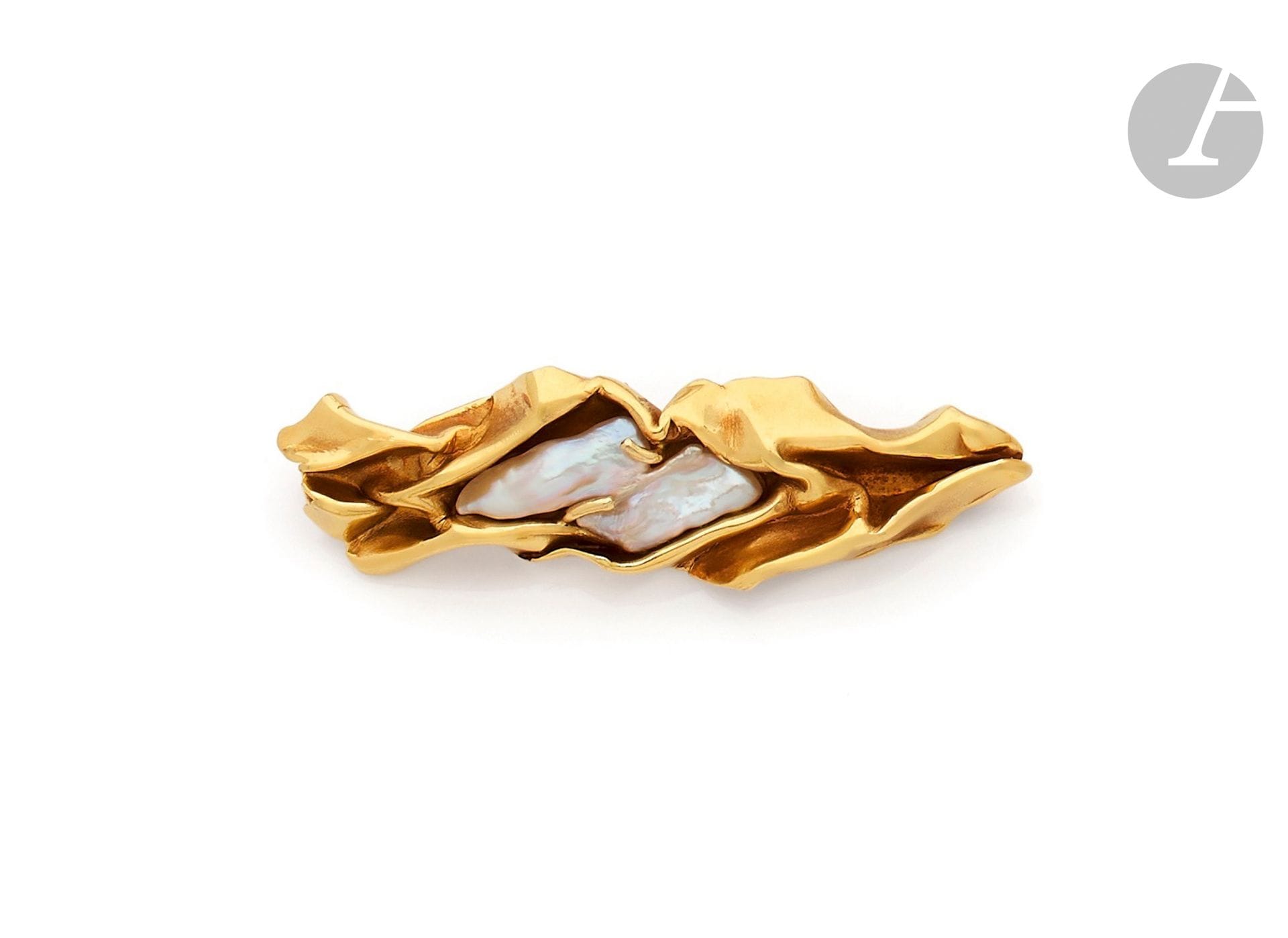 Broche en or 18K (750) froissé, ornée d’une perle de culture. Longueur: 5,8cm environ. Poids brut: 14,6g
 A cultured pearl brooch
