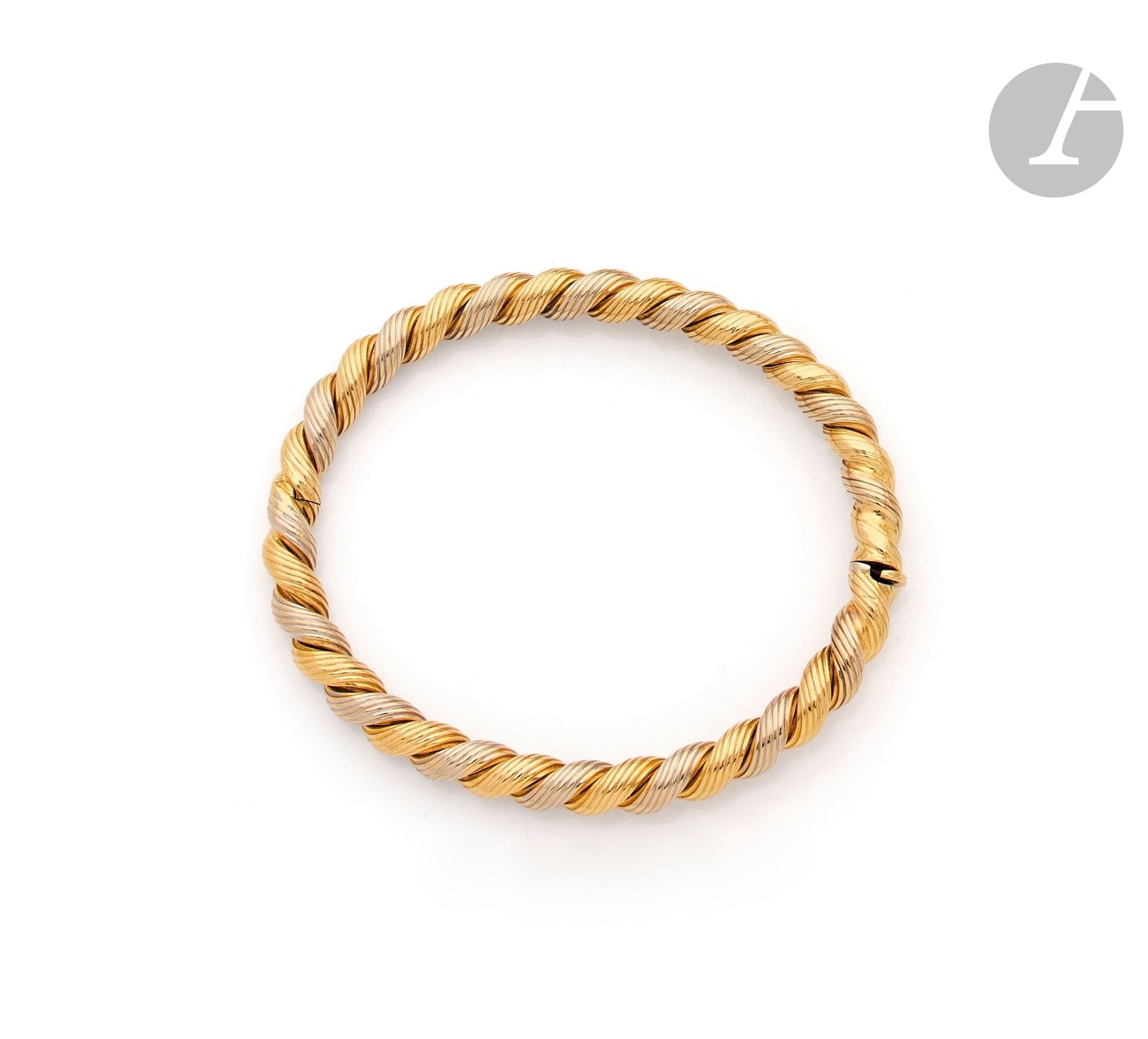 Bracelet torsadé en deux tons d’or 18K (750). Longueur: 17,5cm environ. Poids: 26,8g
 A gold bracelet